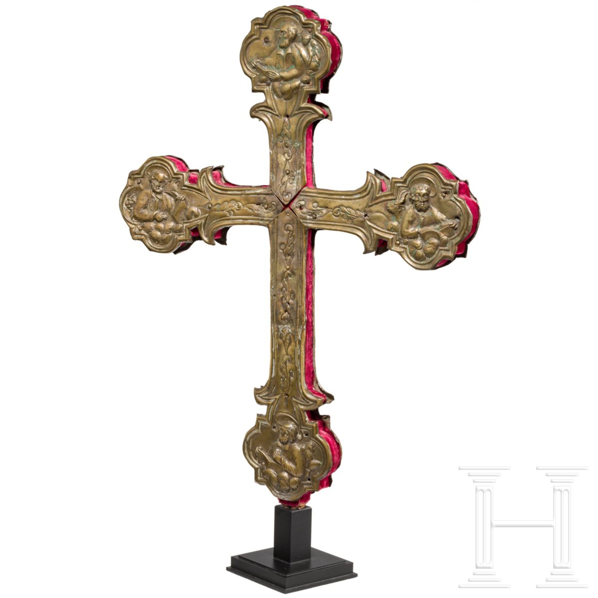 Seltenes Barock-Vortragekreuz, Frankreich, 16./17. Jhdt.Geschnitzter Holzkern. Schauseitig mit - Bild 2 aus 4