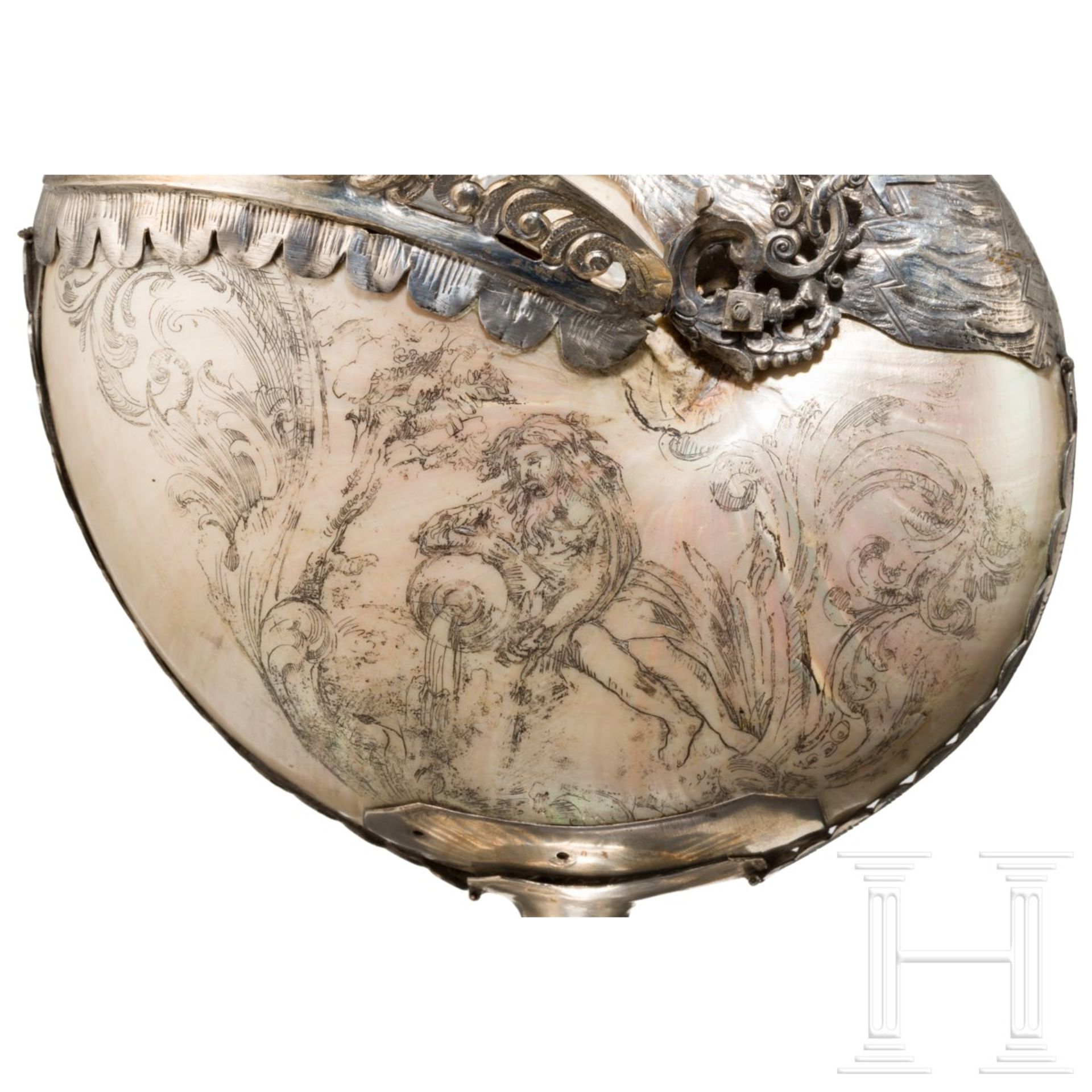 Außergewöhnlicher Nautilus-Pokal mit Hippokamp, flämisch, 2. Hälfte 19. Jhdt.Silber, am Rand des - Bild 10 aus 12