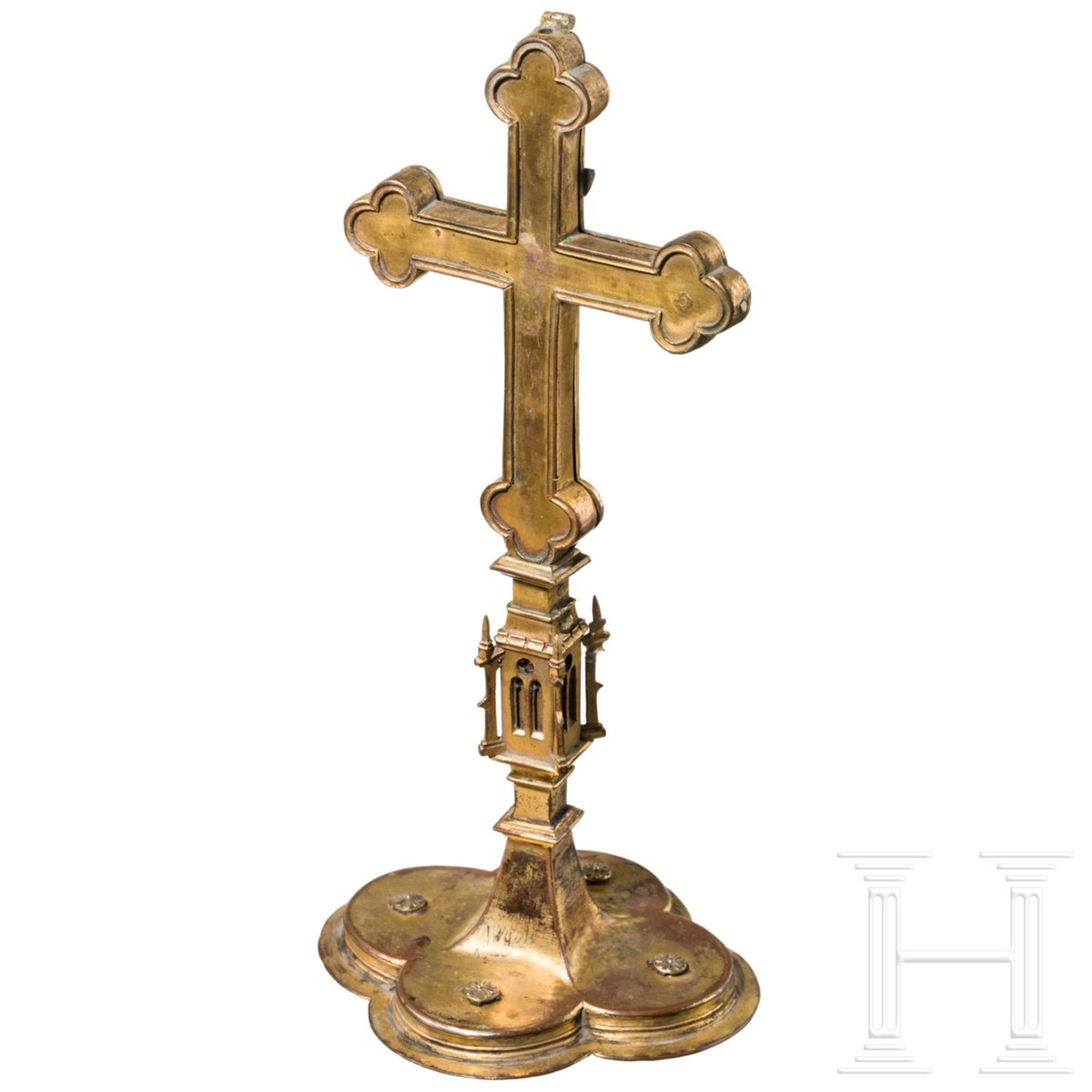 Spätgotisches Kruzifix mit Reliquienbehälter, deutsch, 16. Jhdt.Kupfer, feuervergoldet. Gestufter - Bild 3 aus 5