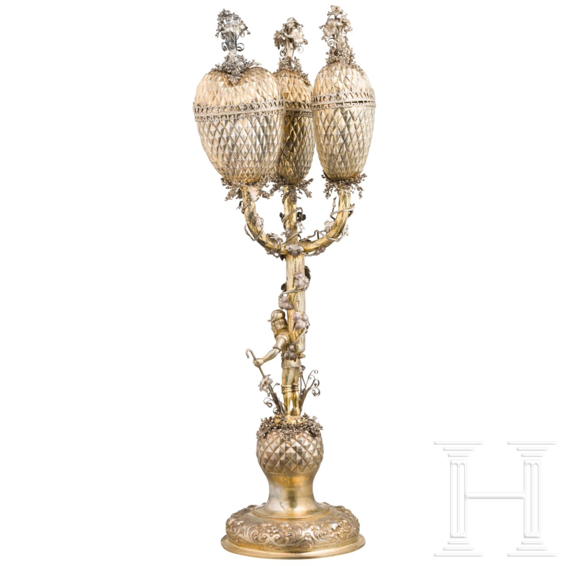 Dreifacher Ananaspokal mit Diamantdekor, deutsch, um 1900Silber, gegossen, getrieben, graviert, - Bild 4 aus 9