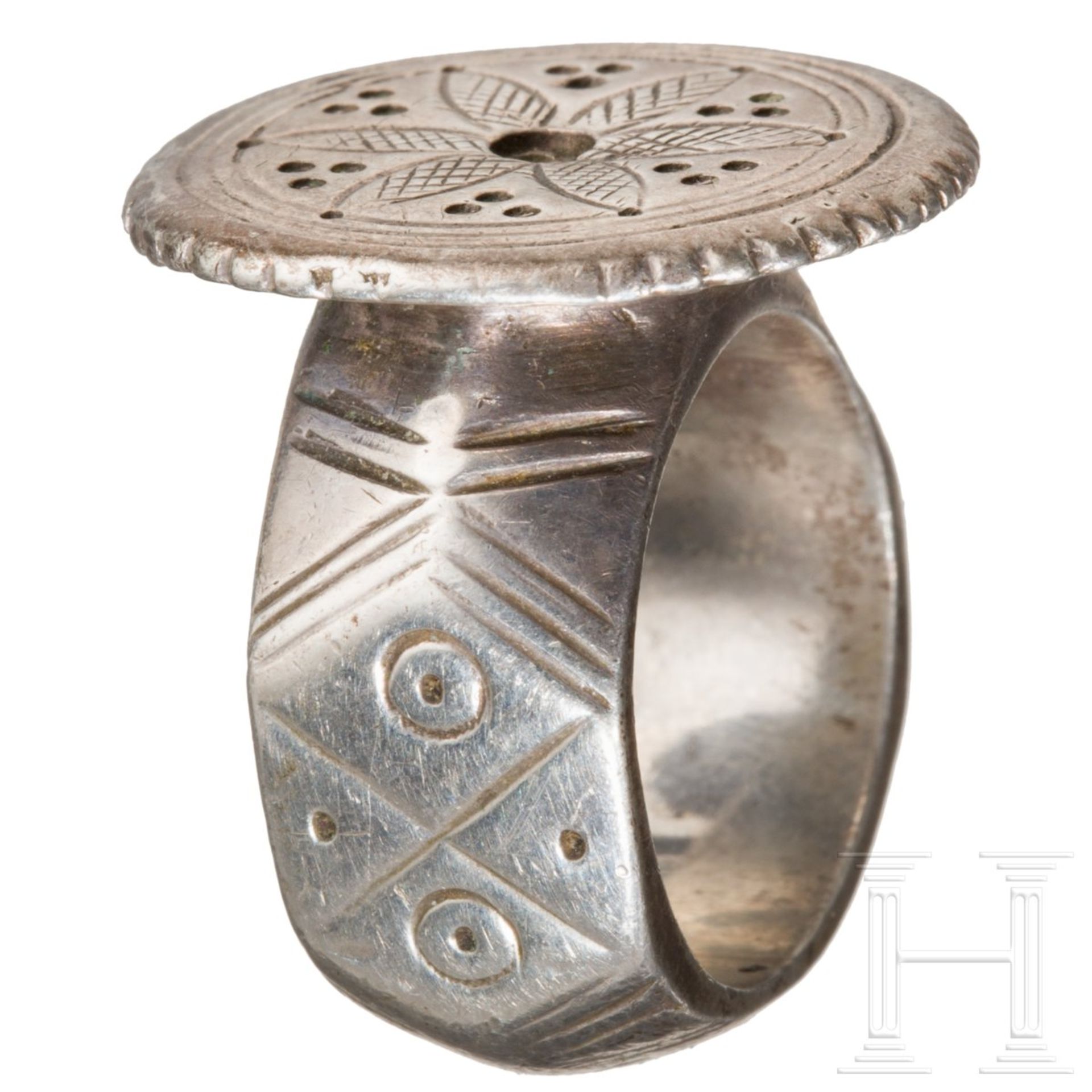Drei silberne Ringe, 14. – 18. Jhdt.Ein spätbyzantinischer Ring, die kantige Schiene mit - Bild 2 aus 7
