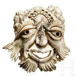 Groteske Maske in Elfenbein wohl von einer Jagdtasche, 17. Jhdt.Elfenbein beschnitzt, teilweise