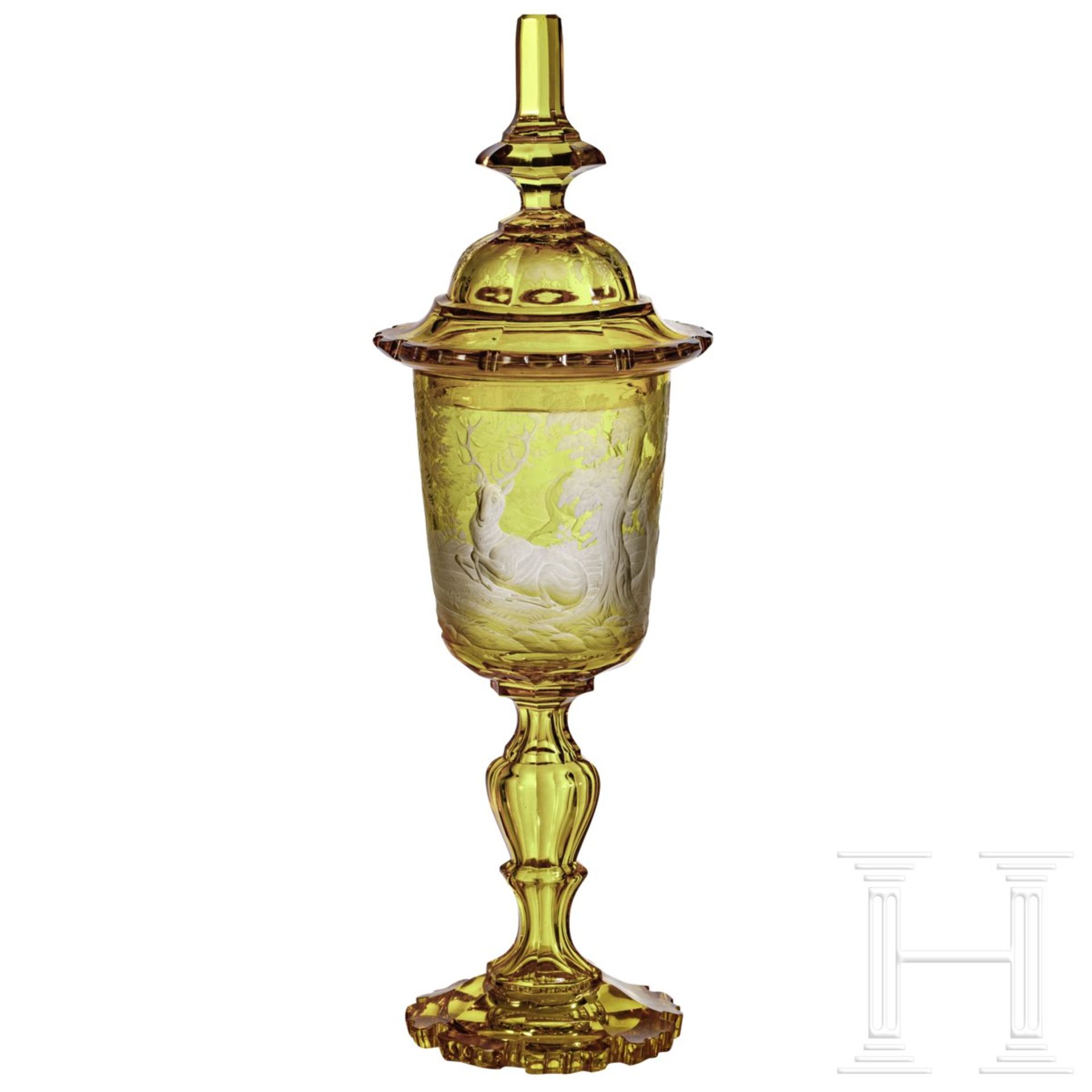 Großer Deckelpokal mit jagdlichen Motiven, Böhmen, 19. Jhdt.Gelbliches Glas mit allseitig - Bild 2 aus 4