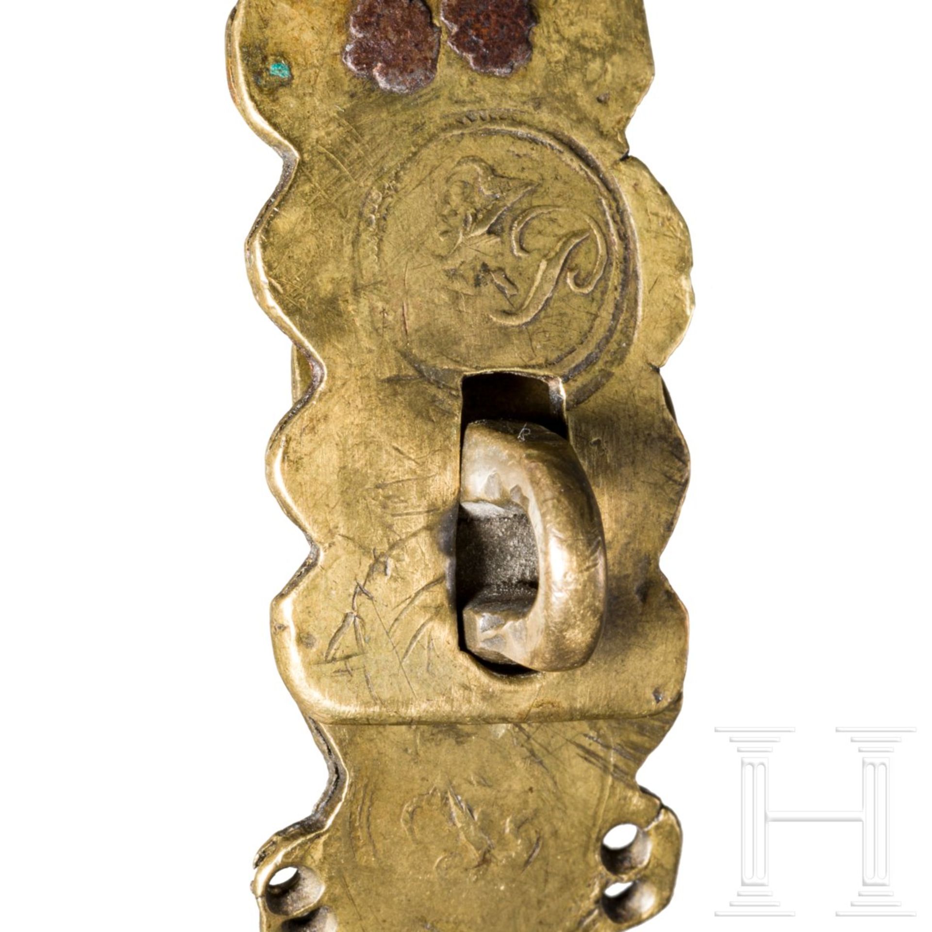 Hundehalsung, Nürnberg, 17. Jhdt.Vierteilige, scharniergelagerte Halsung aus Messing mit geprägtem - Bild 3 aus 3