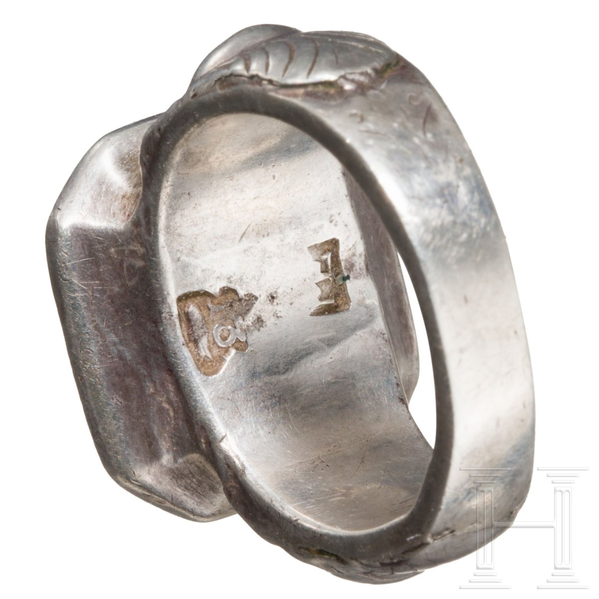 Drei silberne Ringe, 14. – 18. Jhdt.Ein spätbyzantinischer Ring, die kantige Schiene mit - Bild 7 aus 7