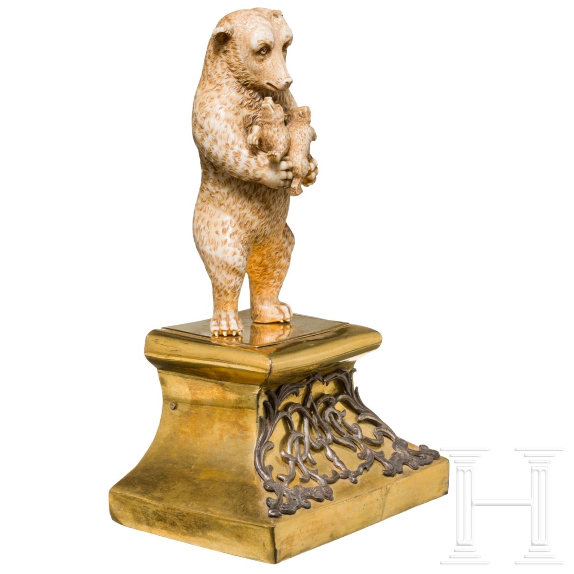 Skulptur eines Bären mit zwei Jungtieren, wohl Russland, 18./19. Jhdt.Elfenbein. Vollplastisch und - Bild 3 aus 5