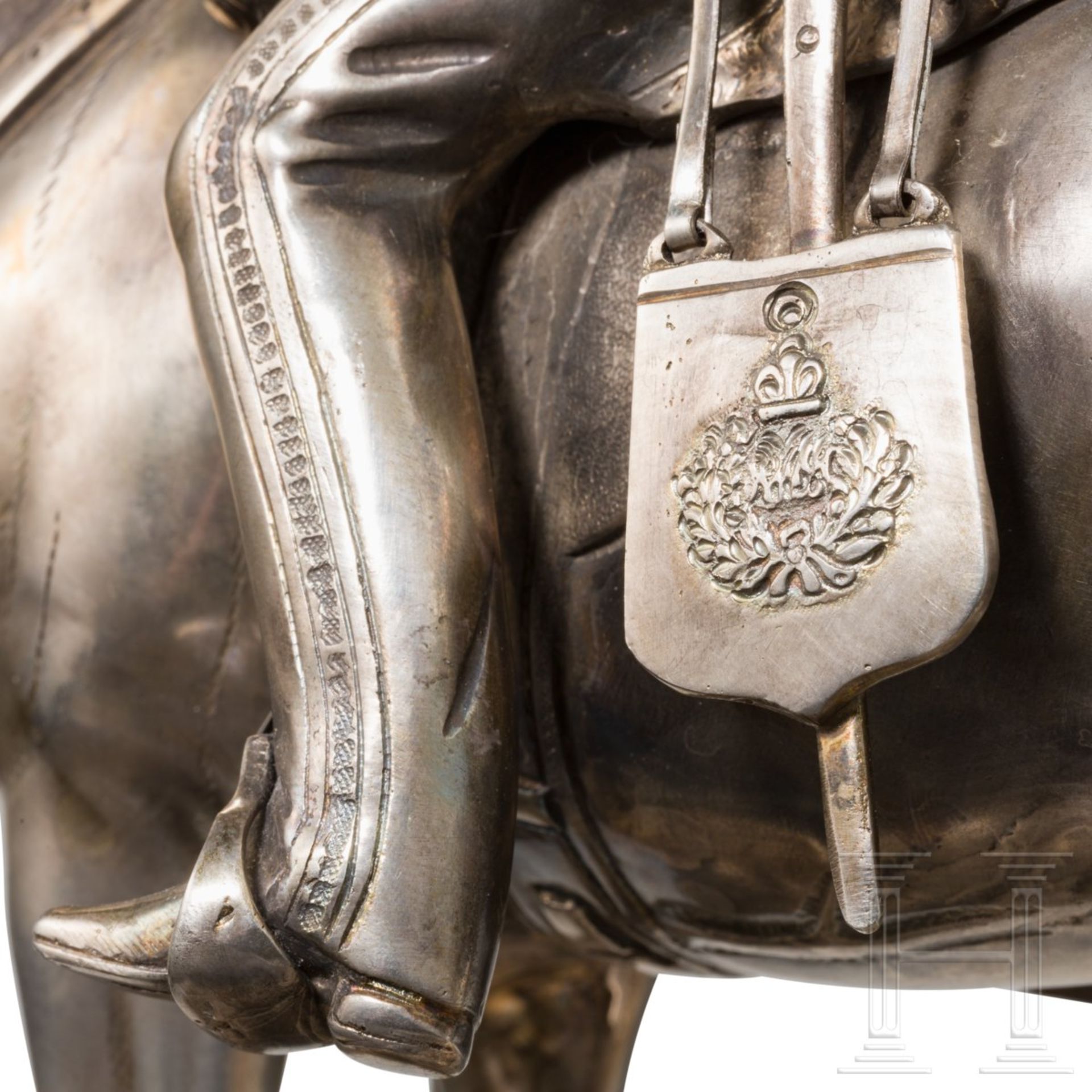 Silberstatuette eines hohen Kavallerieoffiziers, deutsch, 19. Jhdt.Silber, an der Plinthe der - Bild 8 aus 11