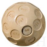 Große "Puzzle"-Kugel in Elfenbein, wohl England, 19. Jhdt.Massive Elfenbein-Kugel mit kreisrunden