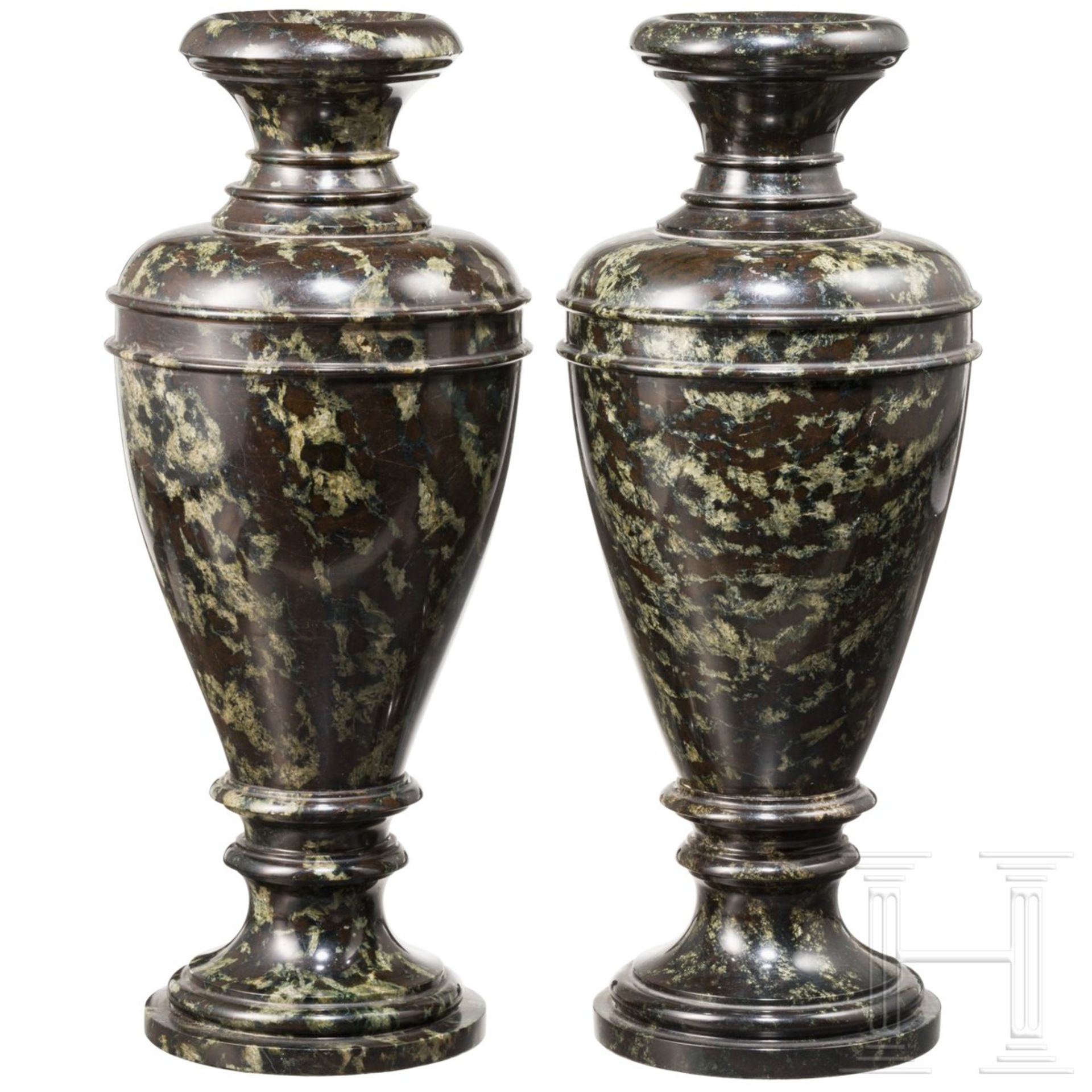 Ein Paar Serpentin-Ziervasen, Sachsen/Zöblitz, Ende 18. Jhdt.Mehrteilig gearbeitete Vasen aus fein
