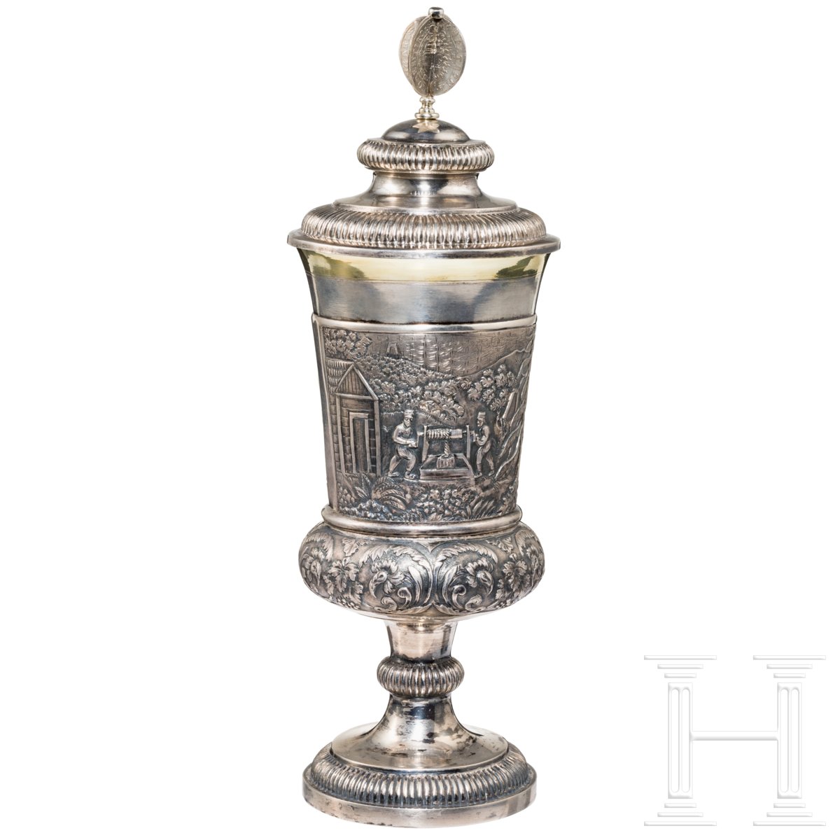 Silberpokal mit Bergbaumotiven, deutsch, um 1870Standfuß und Schaft mit Pfeifendekor. Die Kuppa