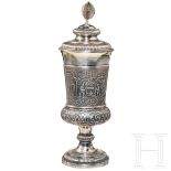 Silberpokal mit Bergbaumotiven, deutsch, um 1870Standfuß und Schaft mit Pfeifendekor. Die Kuppa