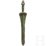 Bronzenes Kurzschwert, Luristan, Ende 2. Jtsd. v. Chr.Klinge mit flachem, breitem Mittelgrat. In den