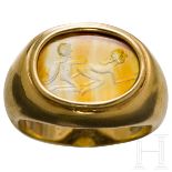 Goldring mit antiker erotischer Gemme, 20. Jhdt.Ring aus Gelbgold mit kräftiger, leicht gewölbter