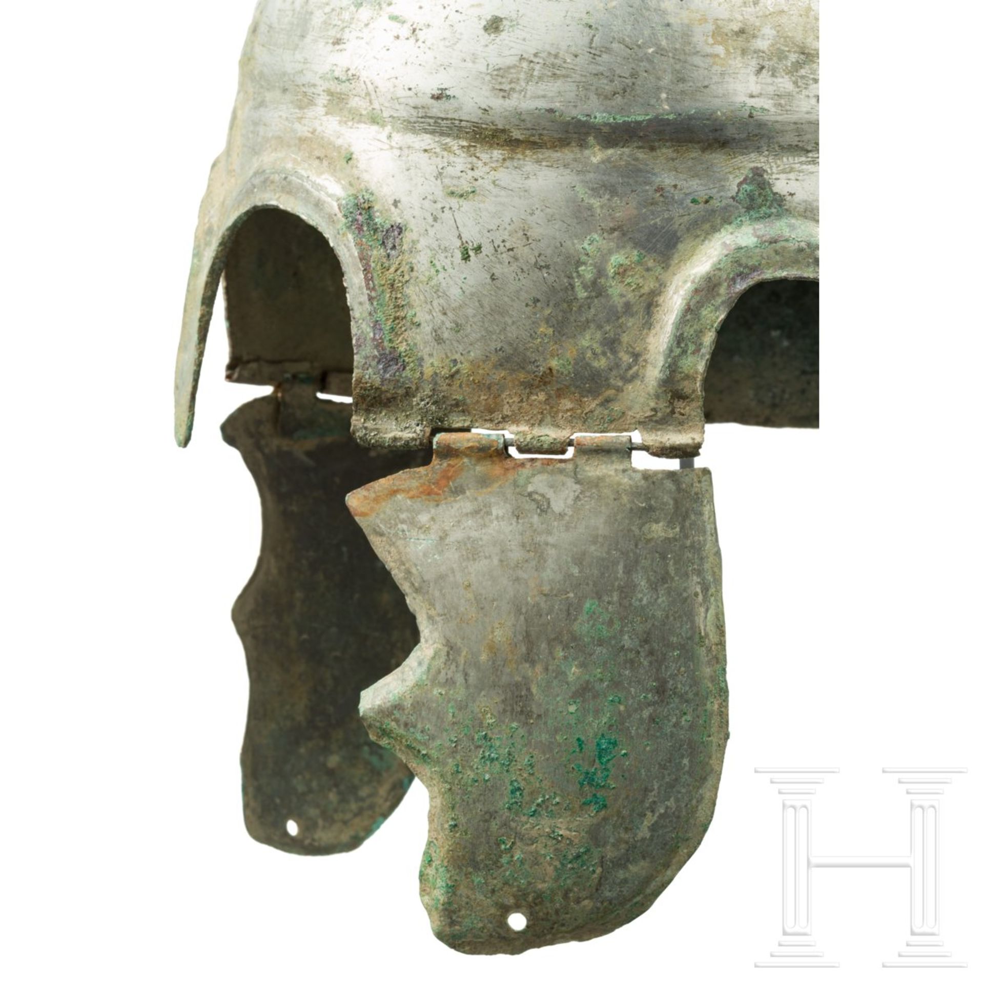 Chalkidischer Helm, Typ V, frühes 4. Jhdt. v. Chr.Bronzehelm mit vollflächiger Verzinnung, die - Bild 6 aus 9