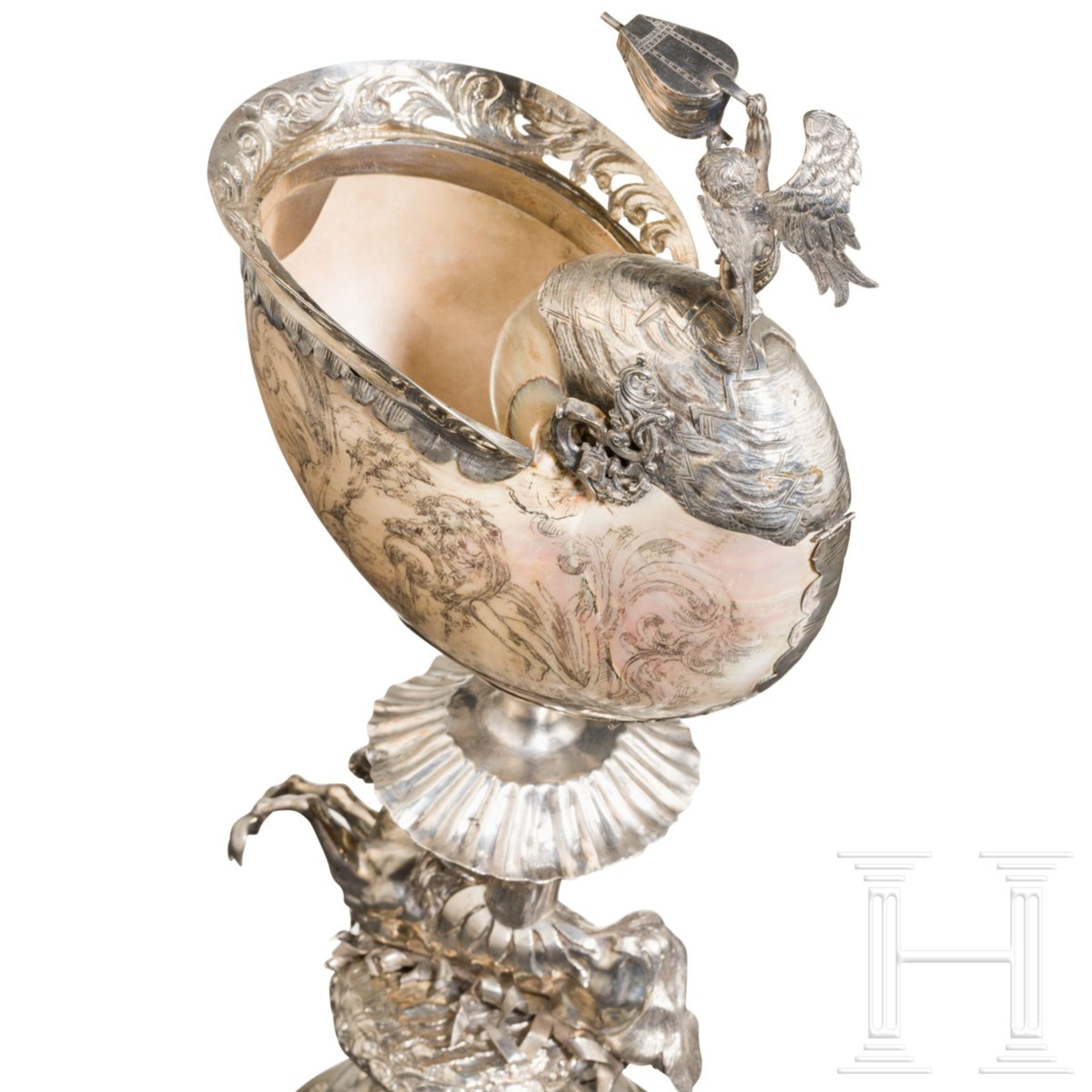 Außergewöhnlicher Nautilus-Pokal mit Hippokamp, flämisch, 2. Hälfte 19. Jhdt.Silber, am Rand des - Bild 8 aus 12