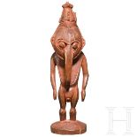 Anthropomorphe Figur, Papua-NeuguineaWeibliche Figur mit typischer eingerollter Nase,