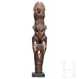 Anthropomorphe Figur, Papua-NeuguineaStilisierte Figur mit typischer eingerollter Nase,