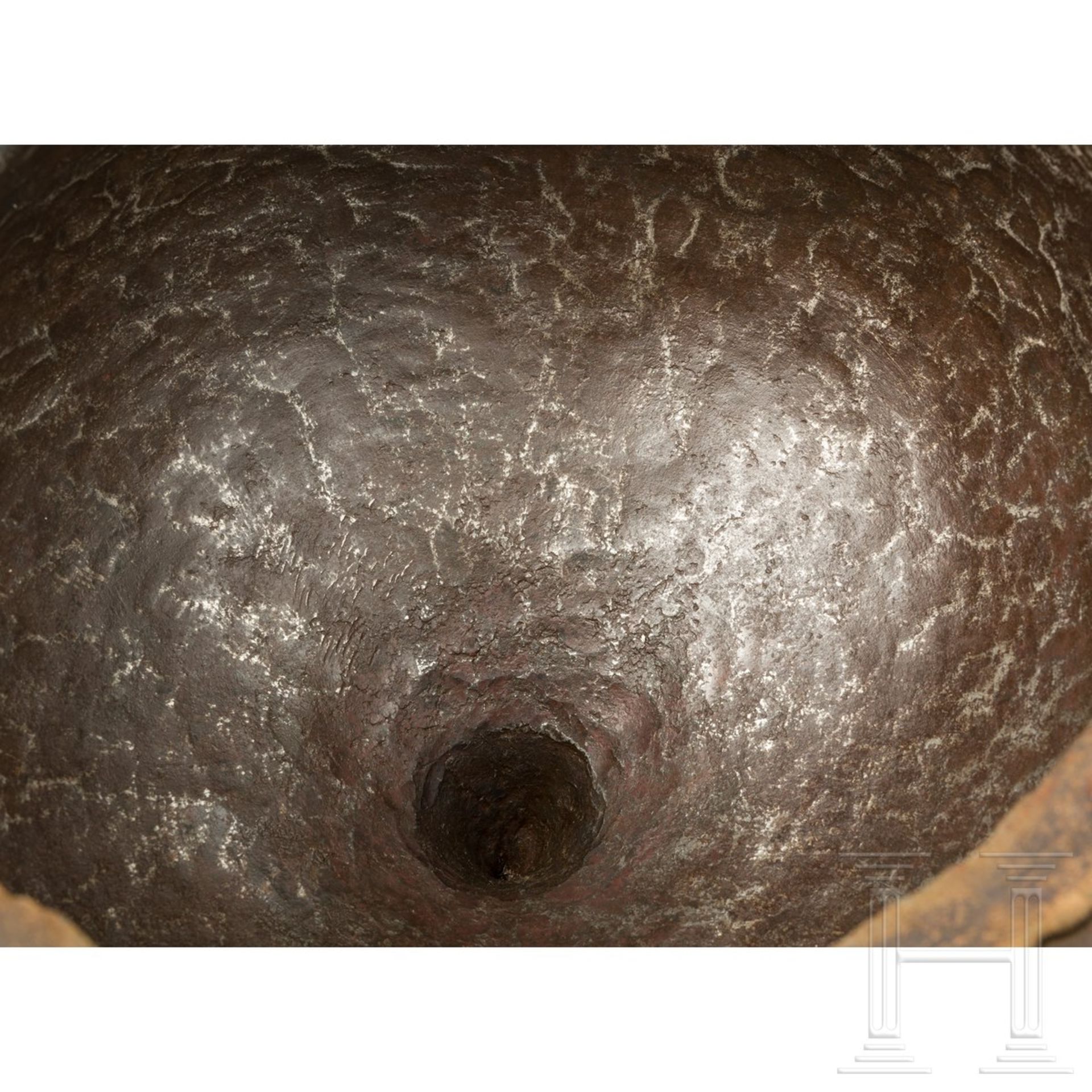 Seltener spätgotischer Eisenhut, deutsch, um 1500Schwere, einteilig geschlagene Kalotte mit - Bild 9 aus 10