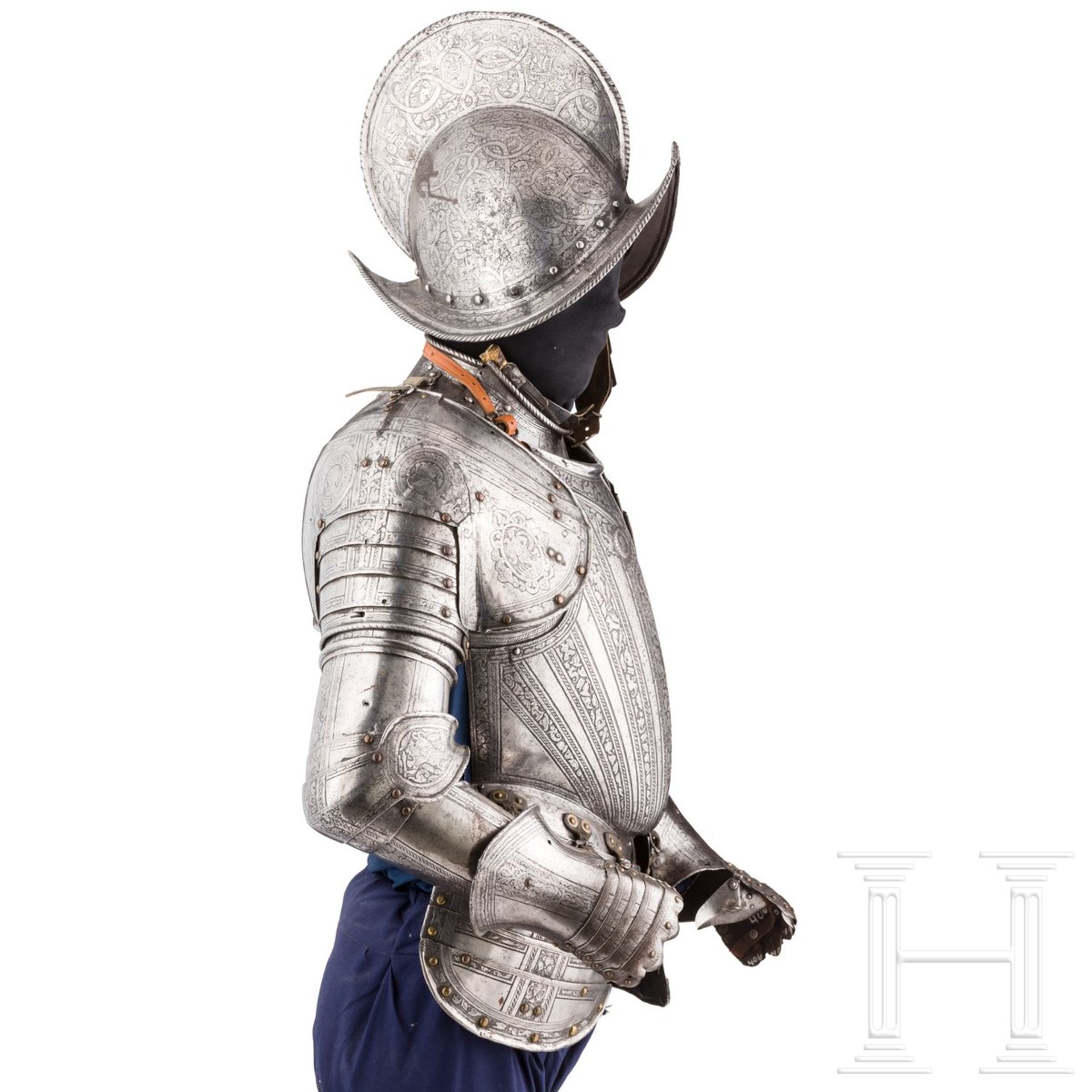 Geätzter Halbharnisch, Mailand, um 1580/90Morion mit einteilig geschlagener Kalotte und hohem, - Bild 5 aus 6