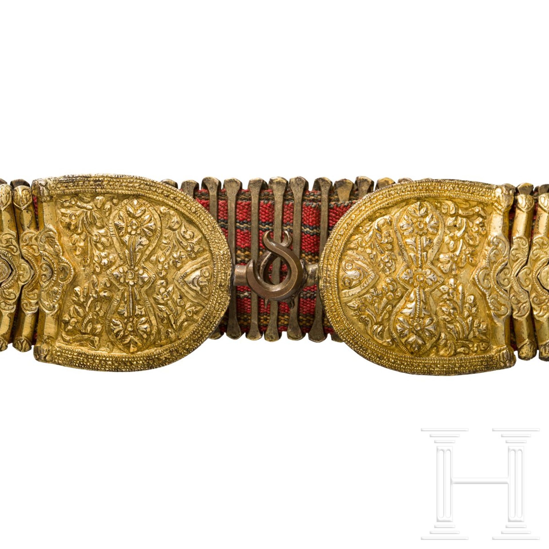 Vergoldeter Gürtel, osmanisch, 18. Jhdt.Aus 75 fischgrätförmigen, jeweils ornamental reliefierten, - Bild 3 aus 5