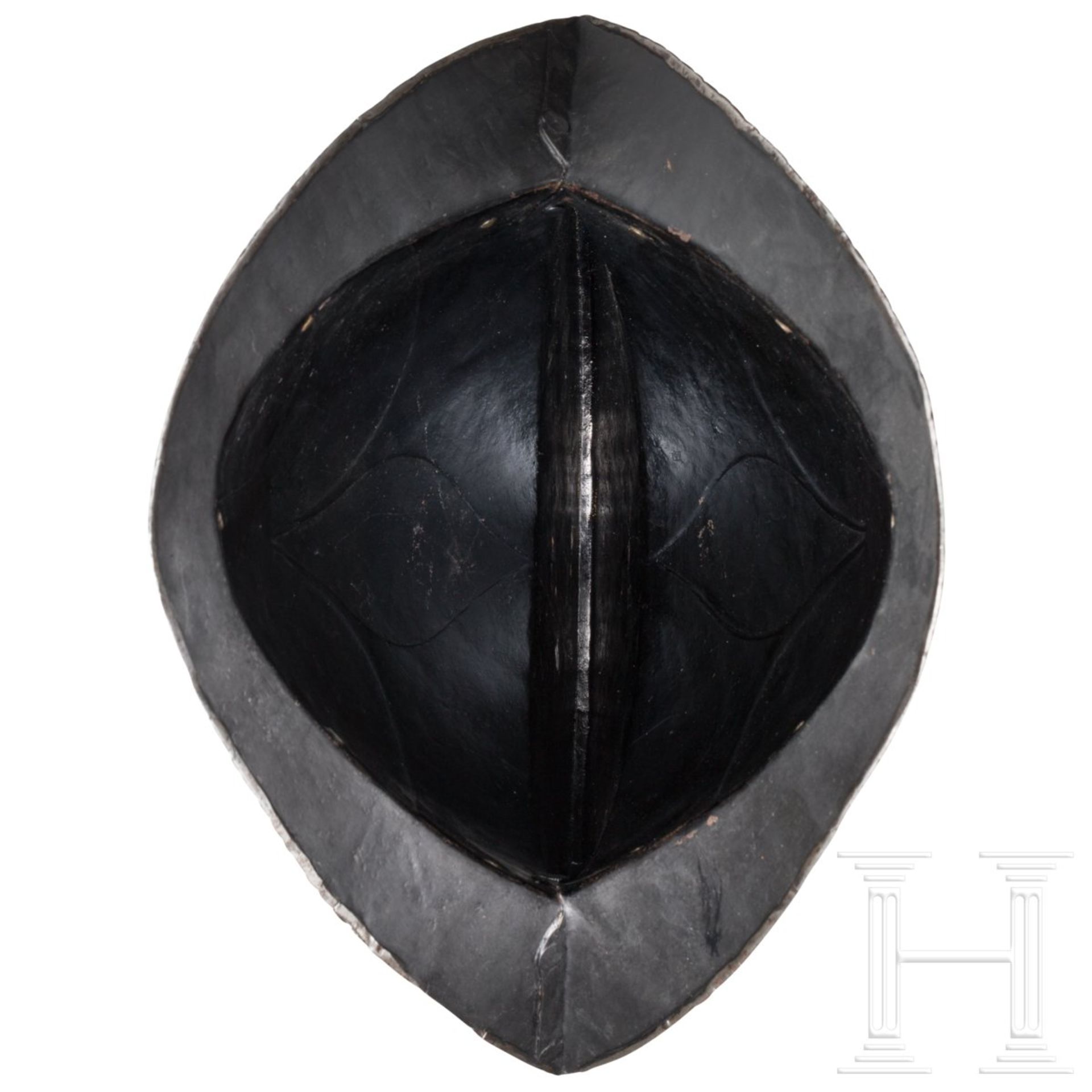 Schwarz-weißer Morion, deutsch, um 1600Zweiteilig gearbeitete Kalotte mit hohem geschnürlten Kamm. - Bild 5 aus 5