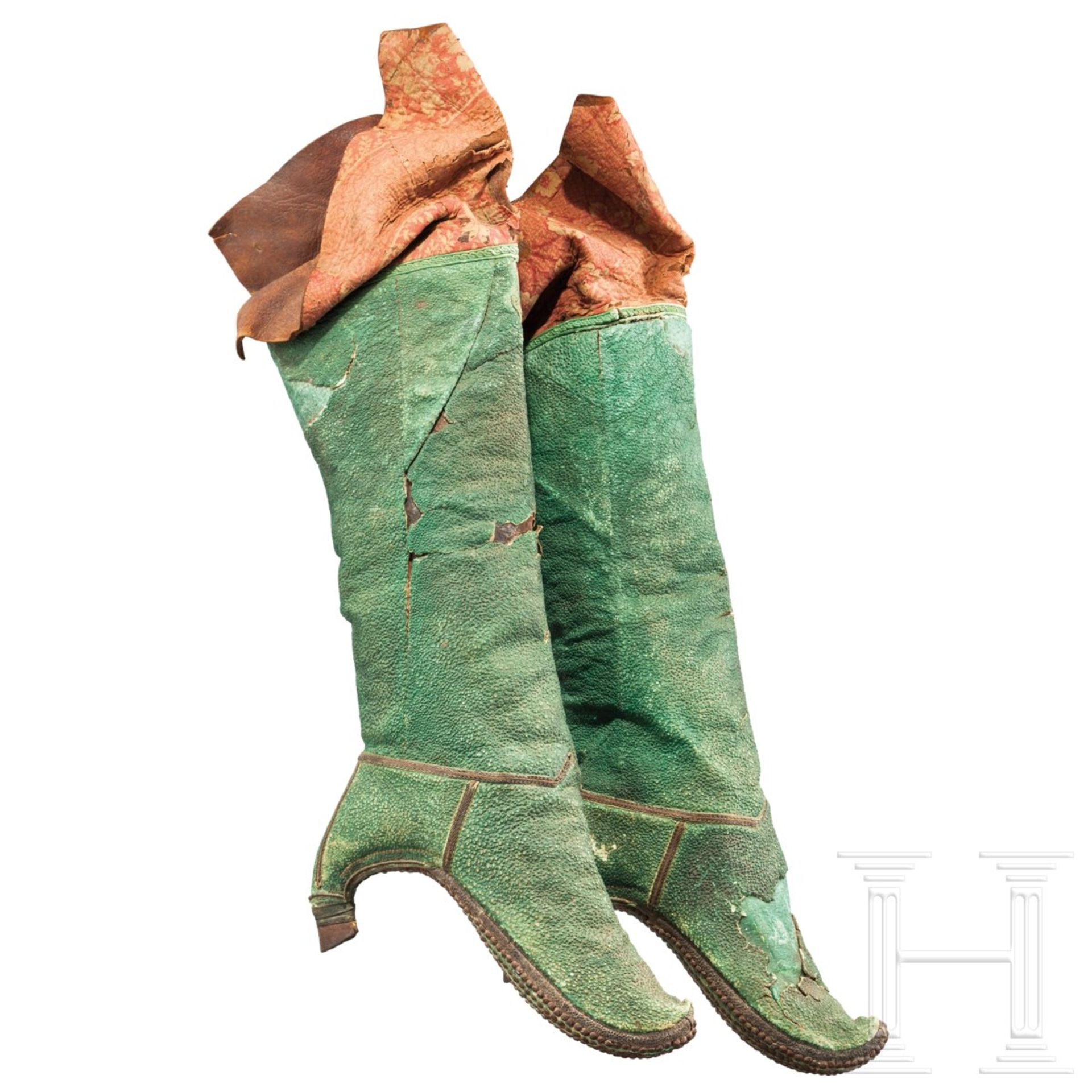Seltenes Stiefel-Paar aus grünem Chagrinleder, Turkestan, 19. Jhdt.Aus zwei Lagen Leder und - Bild 2 aus 3