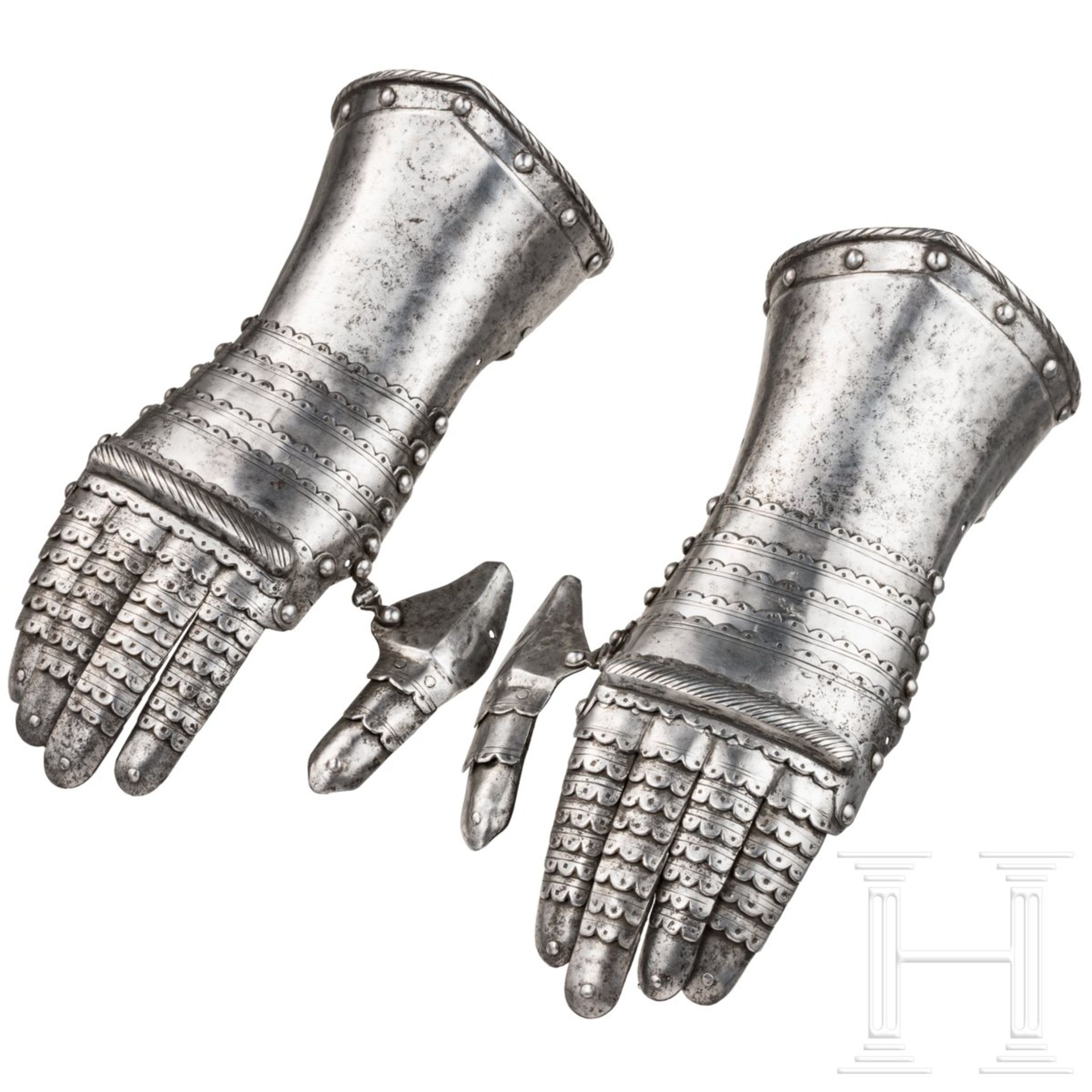 Ein Paar gefingerte Panzerhandschuhe, Italien, um 1560Fünffach geschobene Handrücken mit