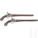 Ein Paar silbermontierte Steinschloss-Orientpistolen, osmanisch, um 1820/30Runde Läufe mit