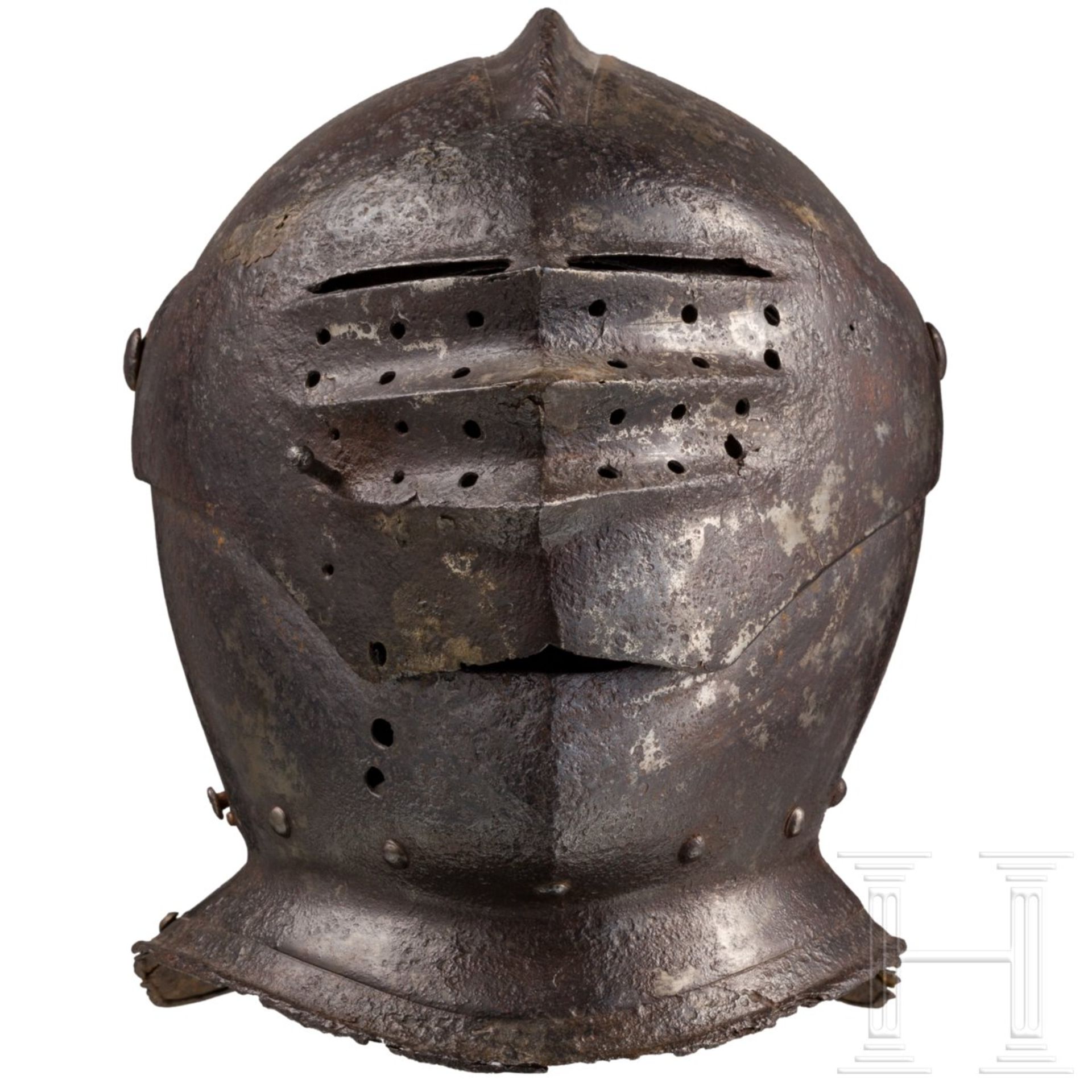 Früher und seltener maximilianischer Mantelhelm, Nürnberg, um 1510Einteilig geschlagene, runde und