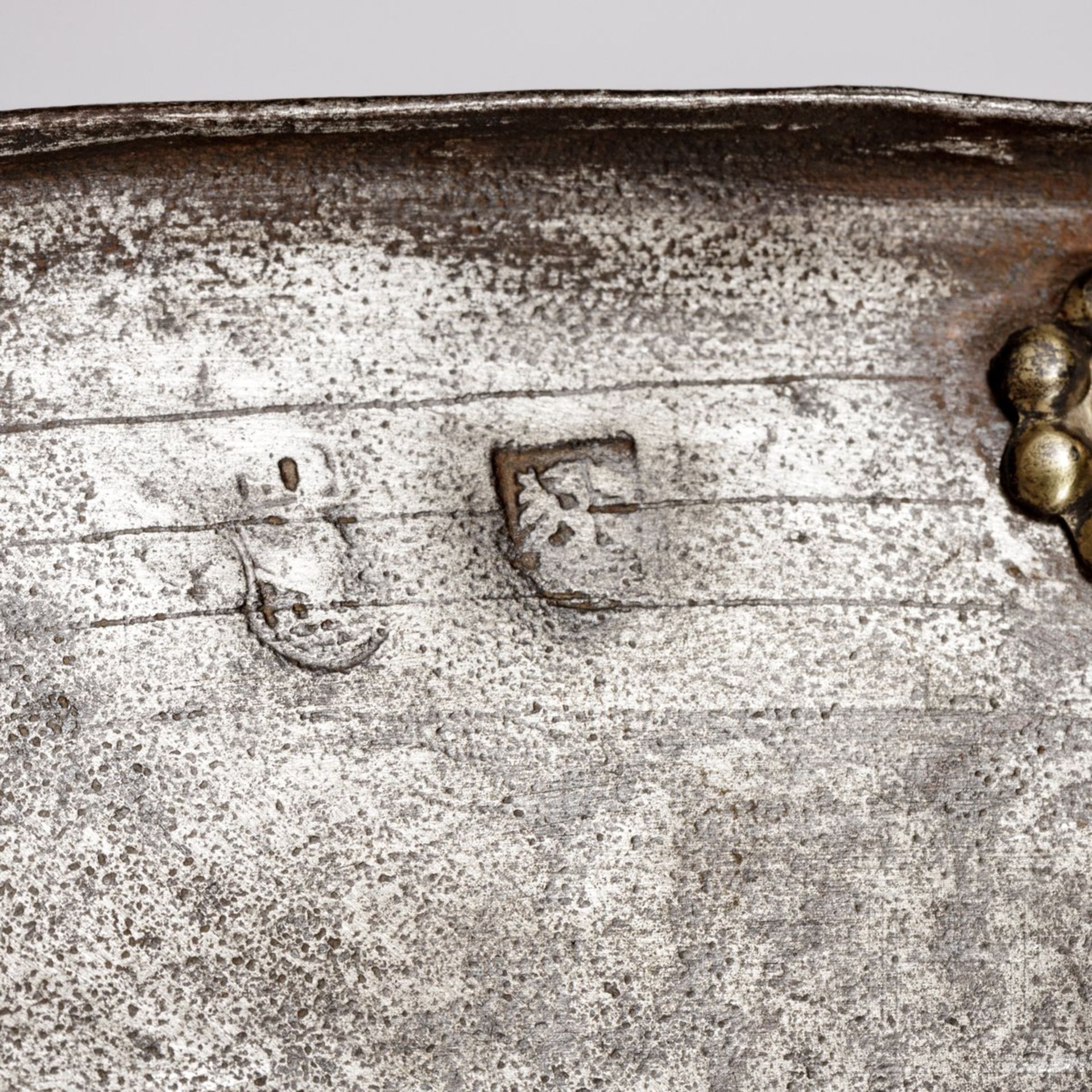 Schwerer geätzter Rundschild (Rondache), Nürnberg, um 1600Leicht gewölbter Schild mit kantig nach - Bild 5 aus 5