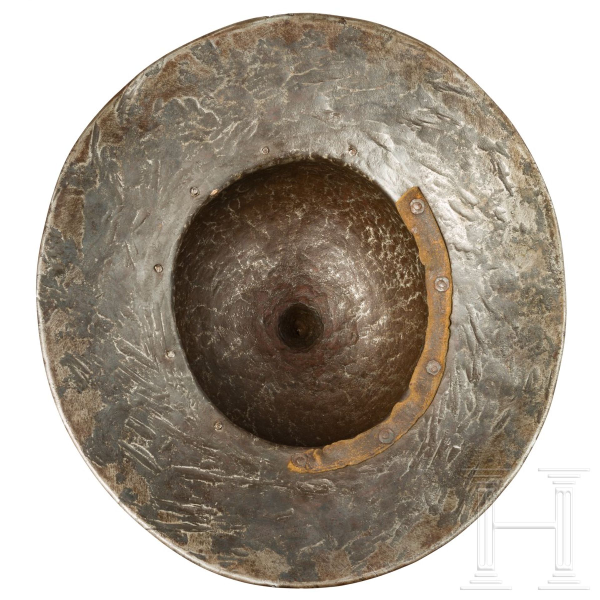 Seltener spätgotischer Eisenhut, deutsch, um 1500Schwere, einteilig geschlagene Kalotte mit - Bild 5 aus 10