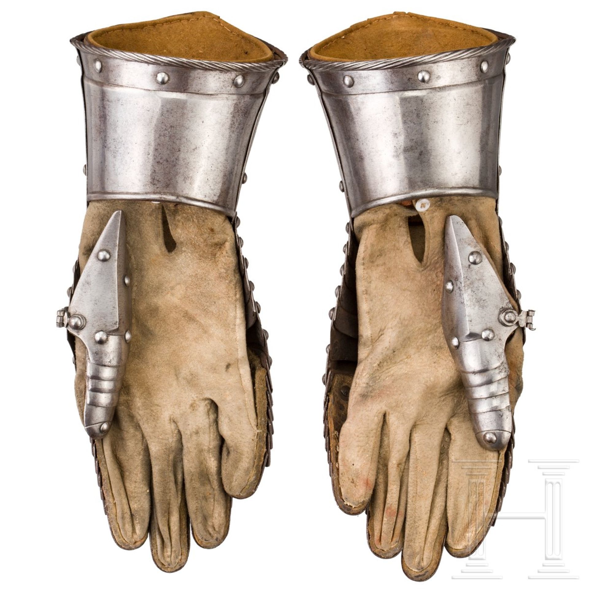 Ein Paar Panzerhandschuhe, deutsch, um 1570Blanke Handschuhe mit fünffach geschobenen Handrücken und - Bild 2 aus 3