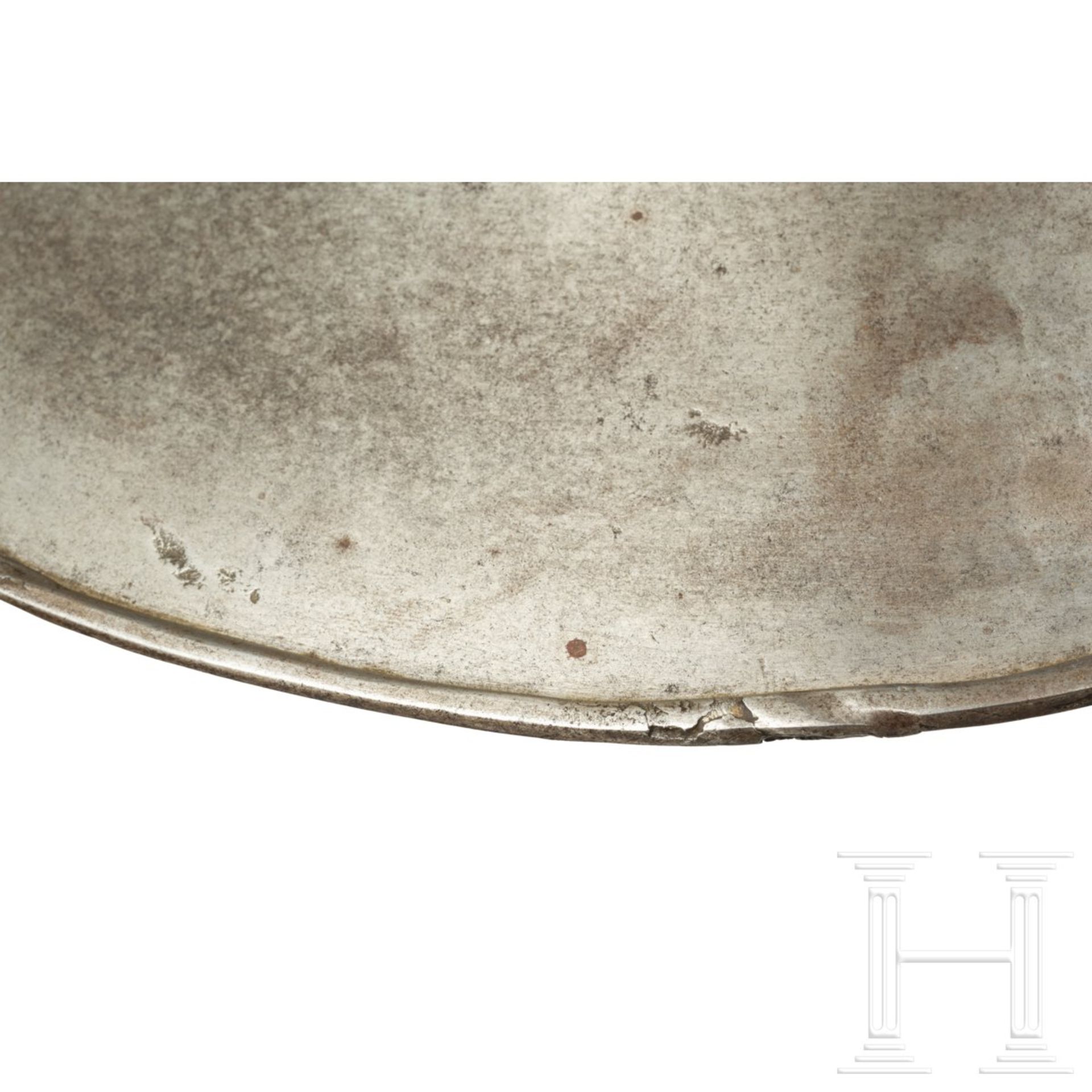 Seltener spätgotischer Eisenhut, deutsch, um 1500Schwere, einteilig geschlagene Kalotte mit - Bild 10 aus 10