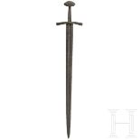 Ritterliches Schwert mit Inschrift, deutsch, um 1100Kräftige zweischneidige Klinge mit