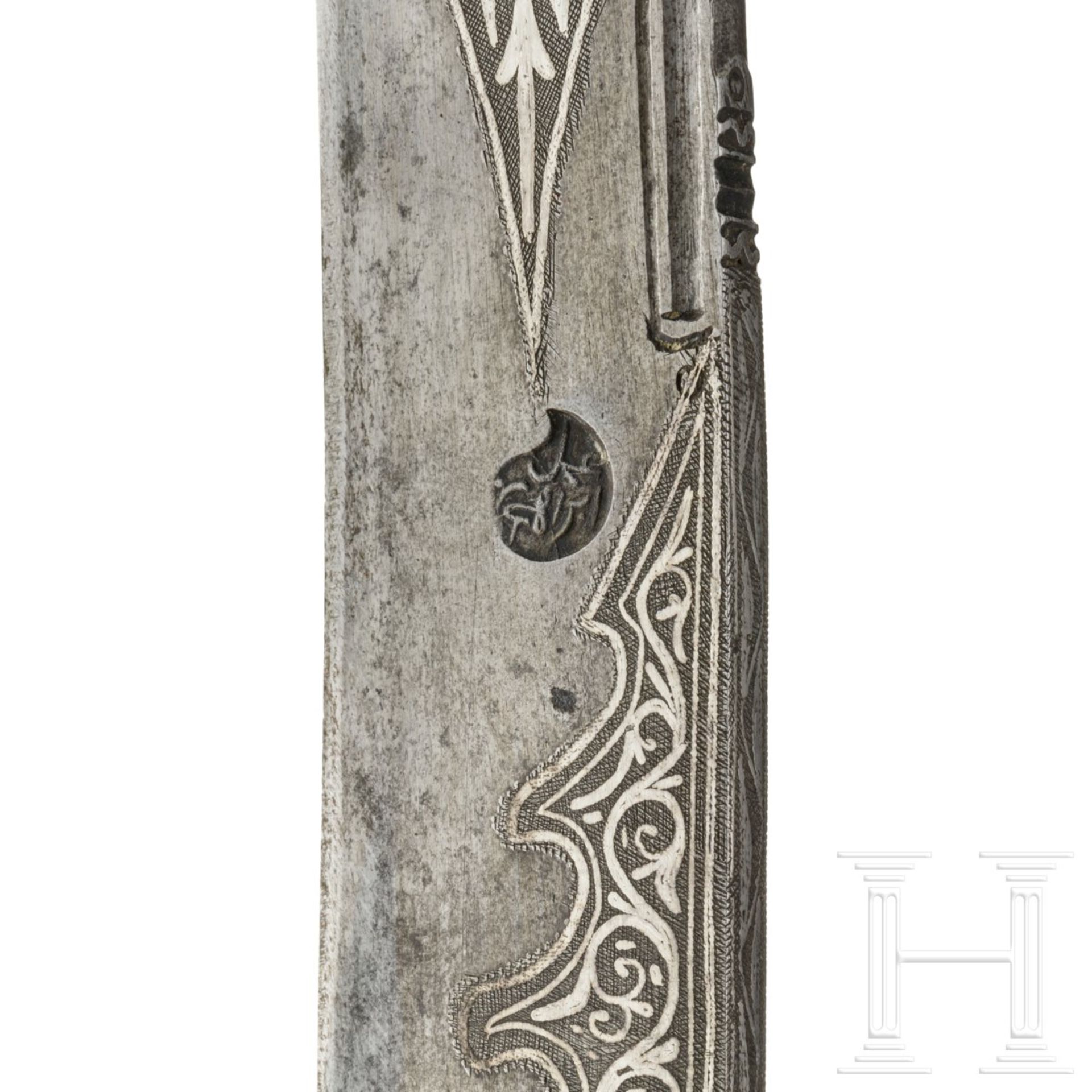 Silbertauschierter Yatagan für Offiziere, osmanisch, datiert 1209 H (1294/5)Gekrümmte Rückenklinge - Bild 5 aus 5
