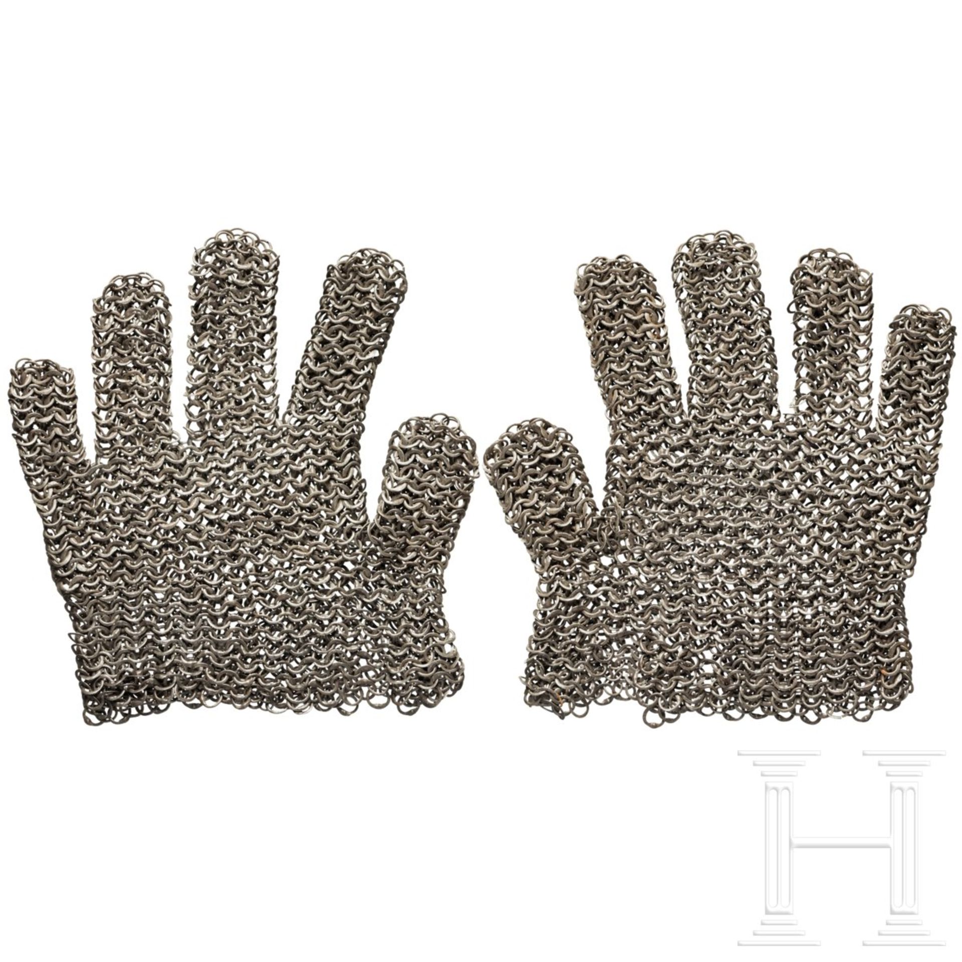 Ein Paar Panzerhandschuhe aus vernietetem Kettengeflecht, deutsch, um 1500Gefingerte Handschuhe - Bild 2 aus 4