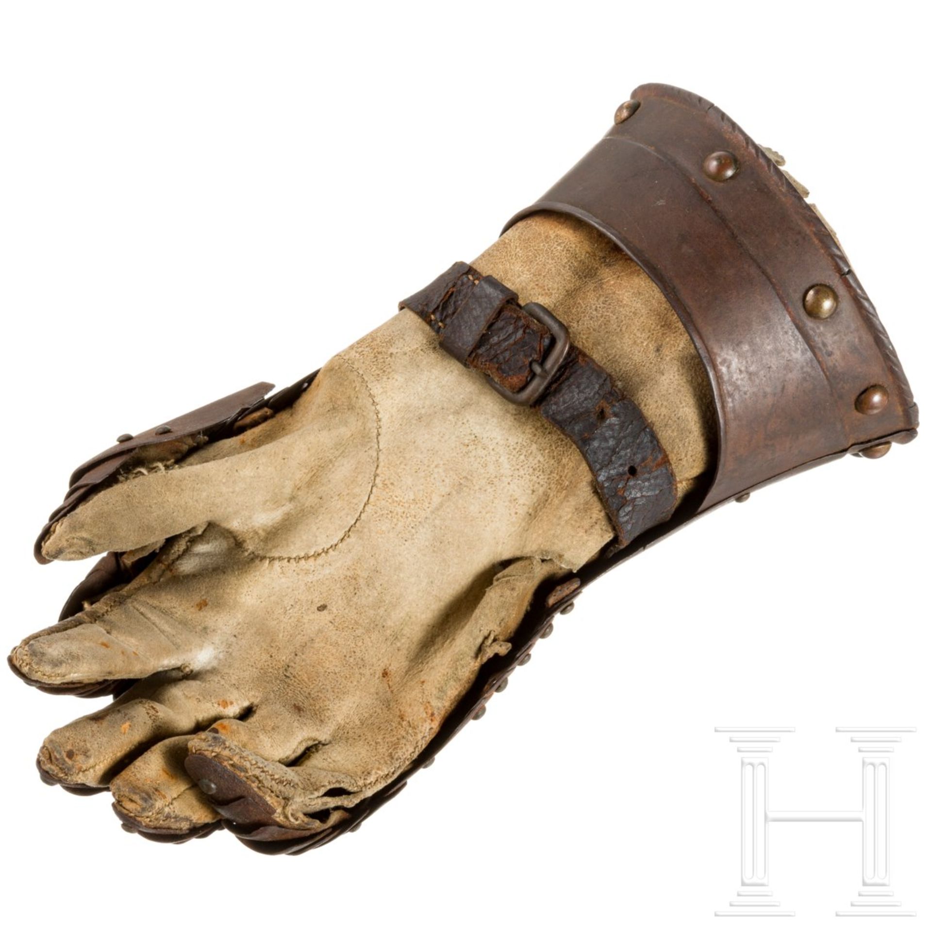 Rechte Hentze mit originalem Innenhandschuh, deutsch, um 1580Fünffach geschobener Handrücken mit - Bild 2 aus 4