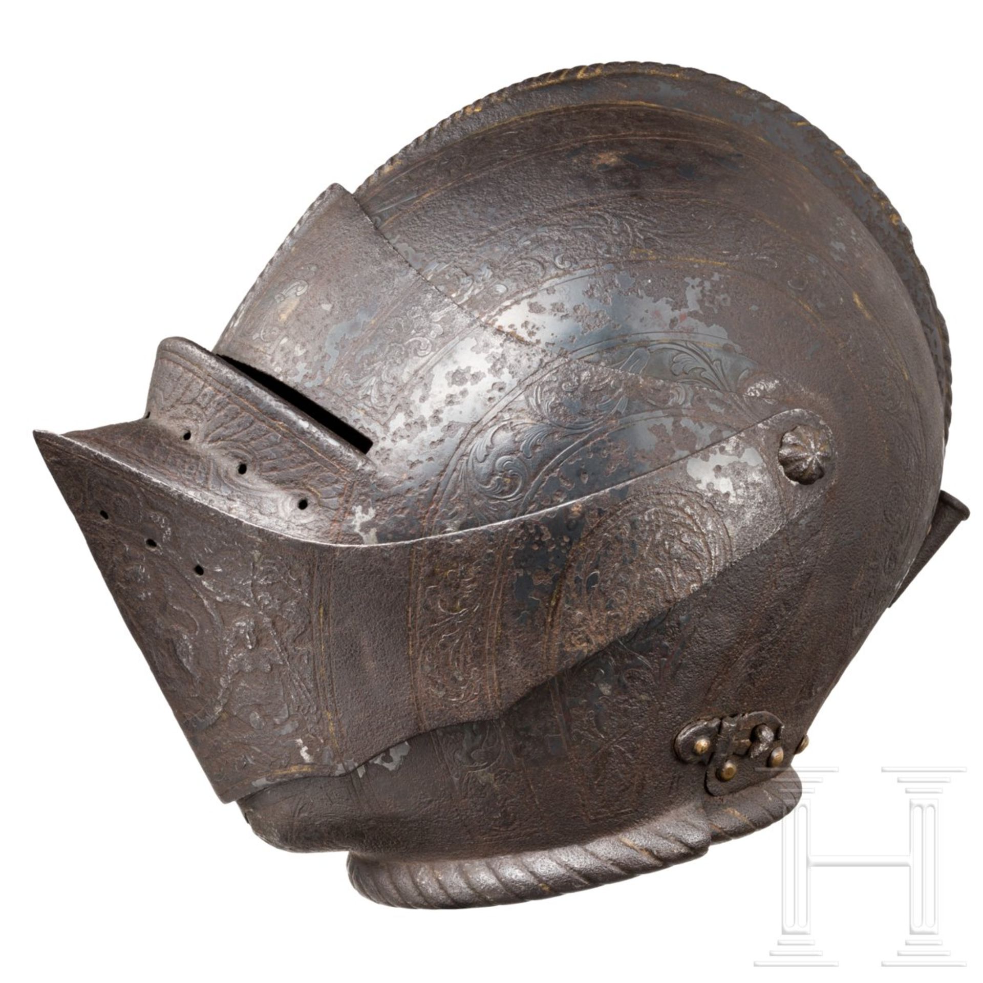 Bedeutender geschlossener Helm mit getriebenem und graviertem Dekor, süddeutsch oder Italien, um - Bild 3 aus 7