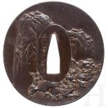 Tsuba, Japan, um 1830Eiserne Nademarugata-Tsuba vs. mit reliefierter Darstellung zweier Shishis