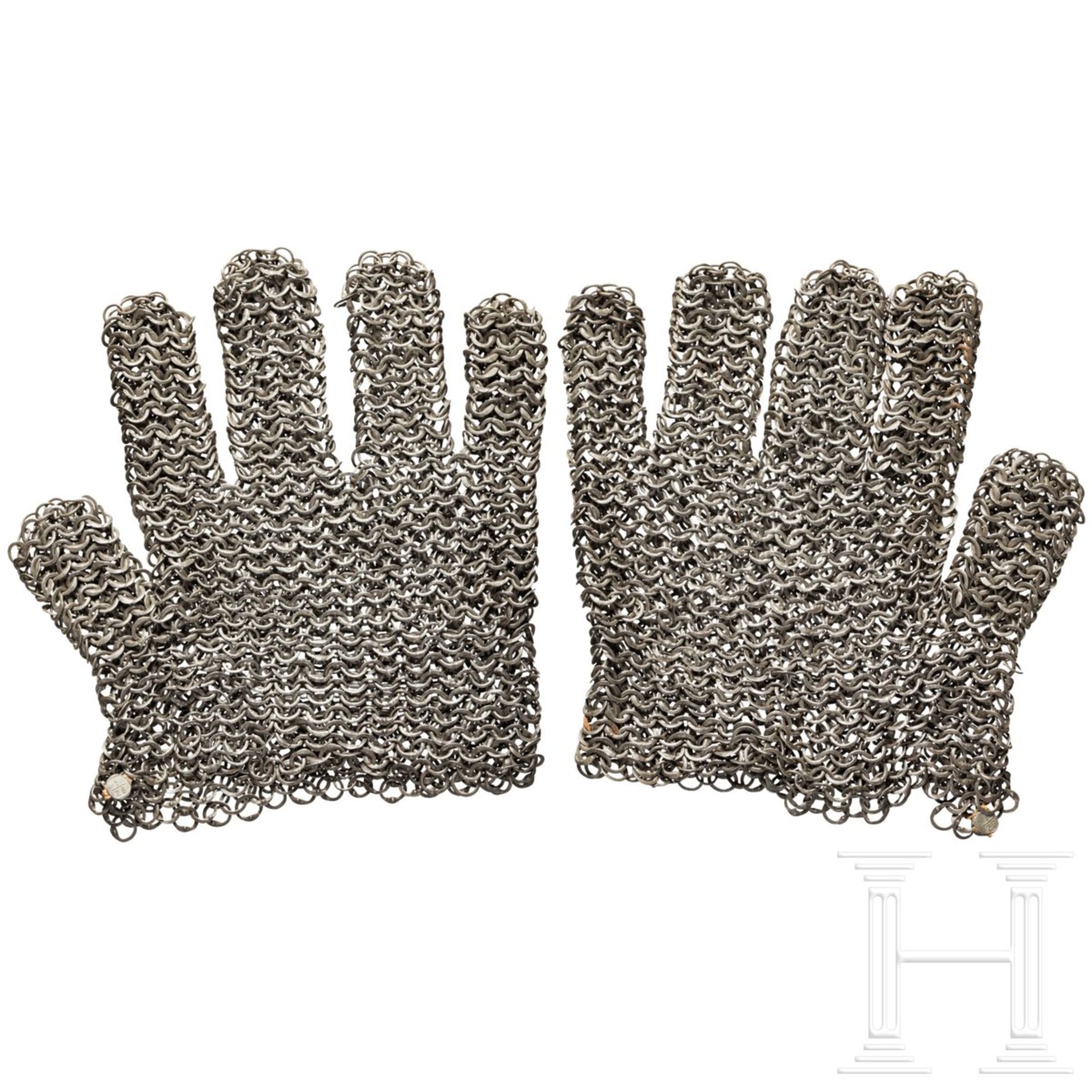Ein Paar Panzerhandschuhe aus vernietetem Kettengeflecht, deutsch, um 1500Gefingerte Handschuhe - Bild 3 aus 4