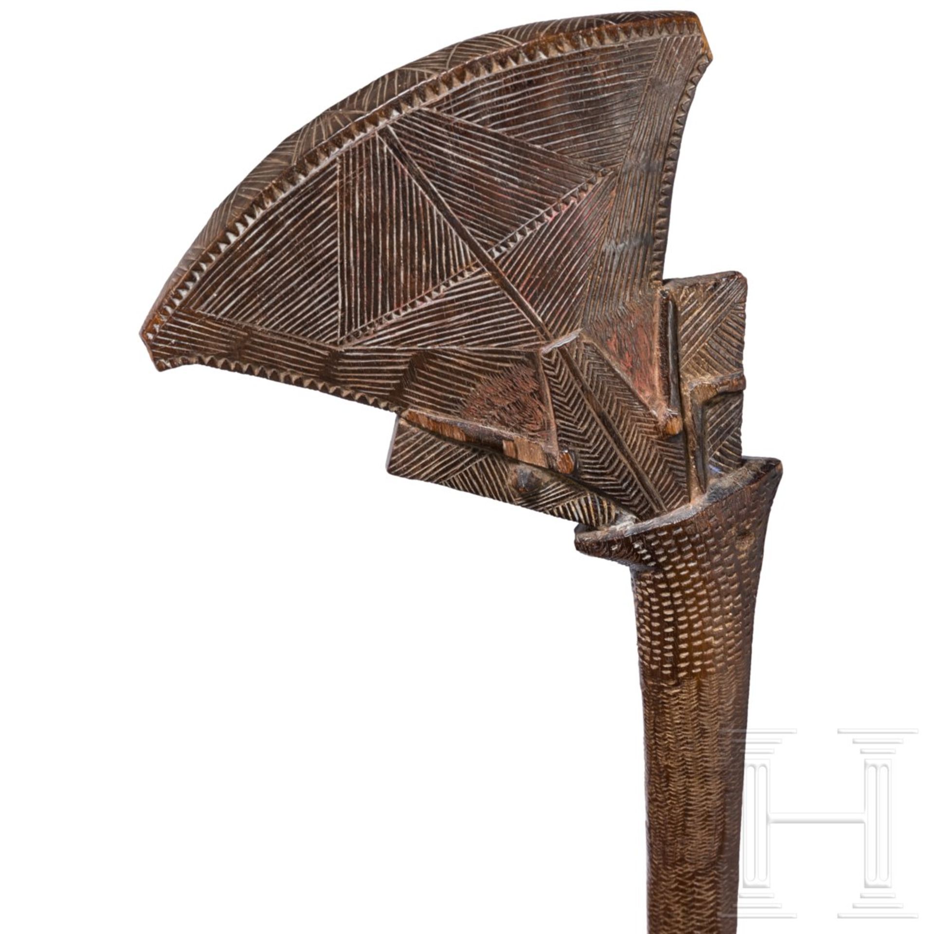 Zeremonialkeule „Gugu“, FidschiAusladender, fein beschnitzter schmaler Schlagkopf mit aufwändigem - Bild 4 aus 4