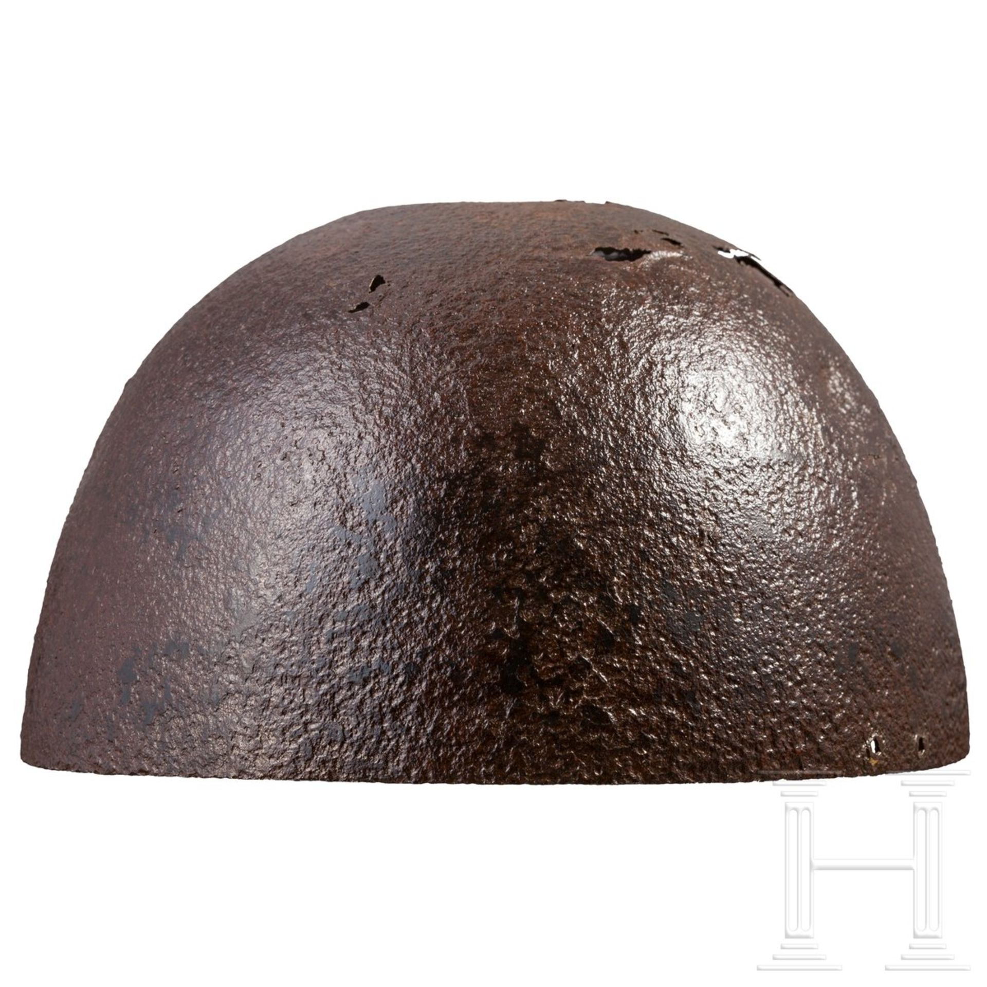 Hirnhaube für Bogenschützen, Mitteleuropa, 15. Jhdt.Einteilig geschlagene Kalotte, auf der Oberseite - Bild 2 aus 3