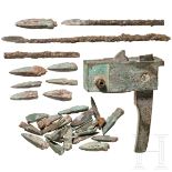 Chinesisches Armbrustschloss und Sammlung Pfeilspitzen, Han-Dynastie, 206 v. Chr. – 220 n. Chr.