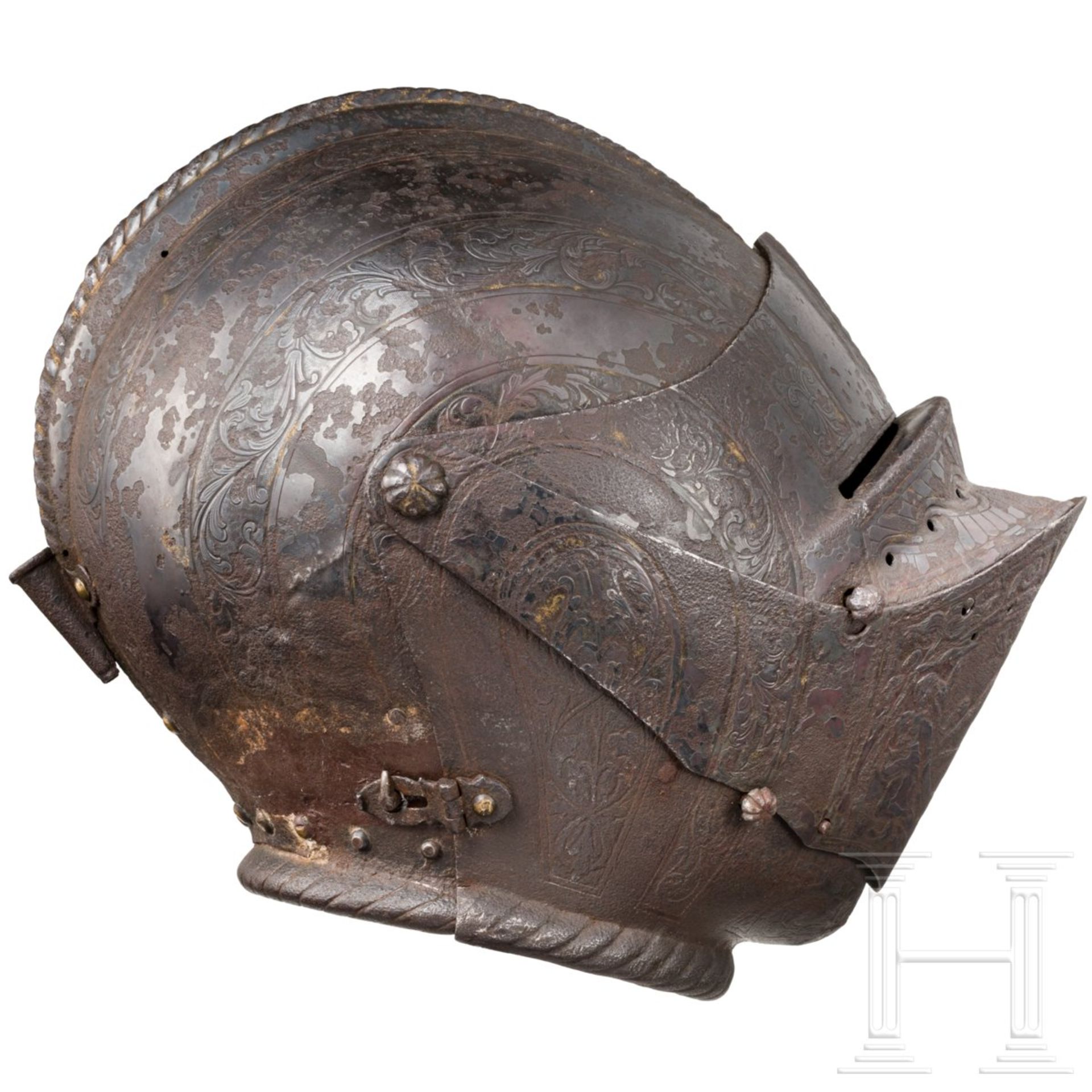 Bedeutender geschlossener Helm mit getriebenem und graviertem Dekor, süddeutsch oder Italien, um - Bild 2 aus 7