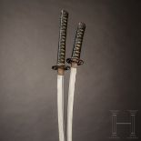 Ein Paar Daisho, Japan, um 1400 and 1590Die Klinge des Katana Shinogi Tsukuri, Chu Kissaki, Torii