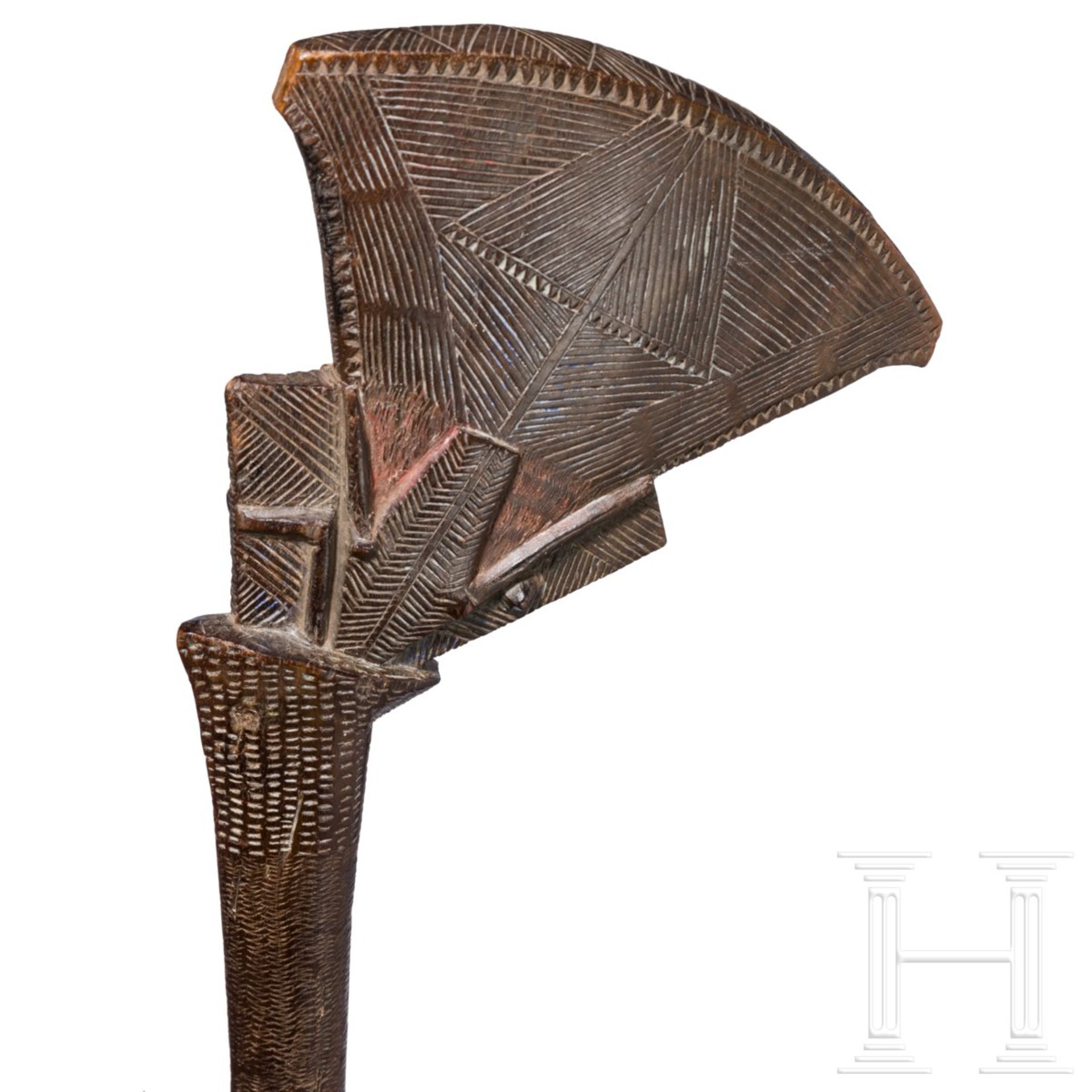 Zeremonialkeule „Gugu“, FidschiAusladender, fein beschnitzter schmaler Schlagkopf mit aufwändigem - Bild 2 aus 4