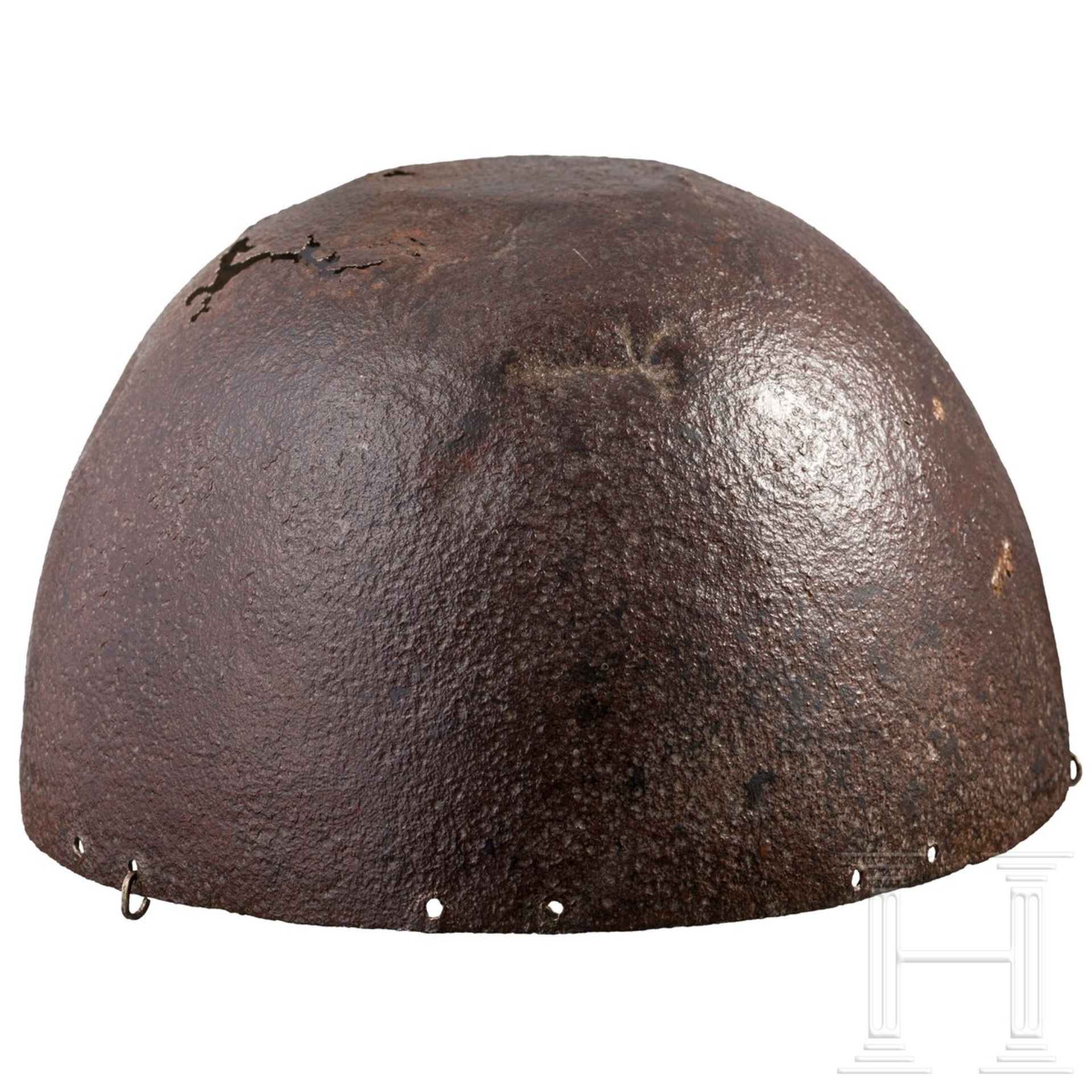 Hirnhaube für Bogenschützen, Mitteleuropa, 15. Jhdt.Einteilig geschlagene Kalotte, auf der Oberseite