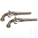 Ein Paar silbermontierte Luxus-Steinschlosspistolen, osmanisch, um 1820Runde, einfach gestufte Läufe