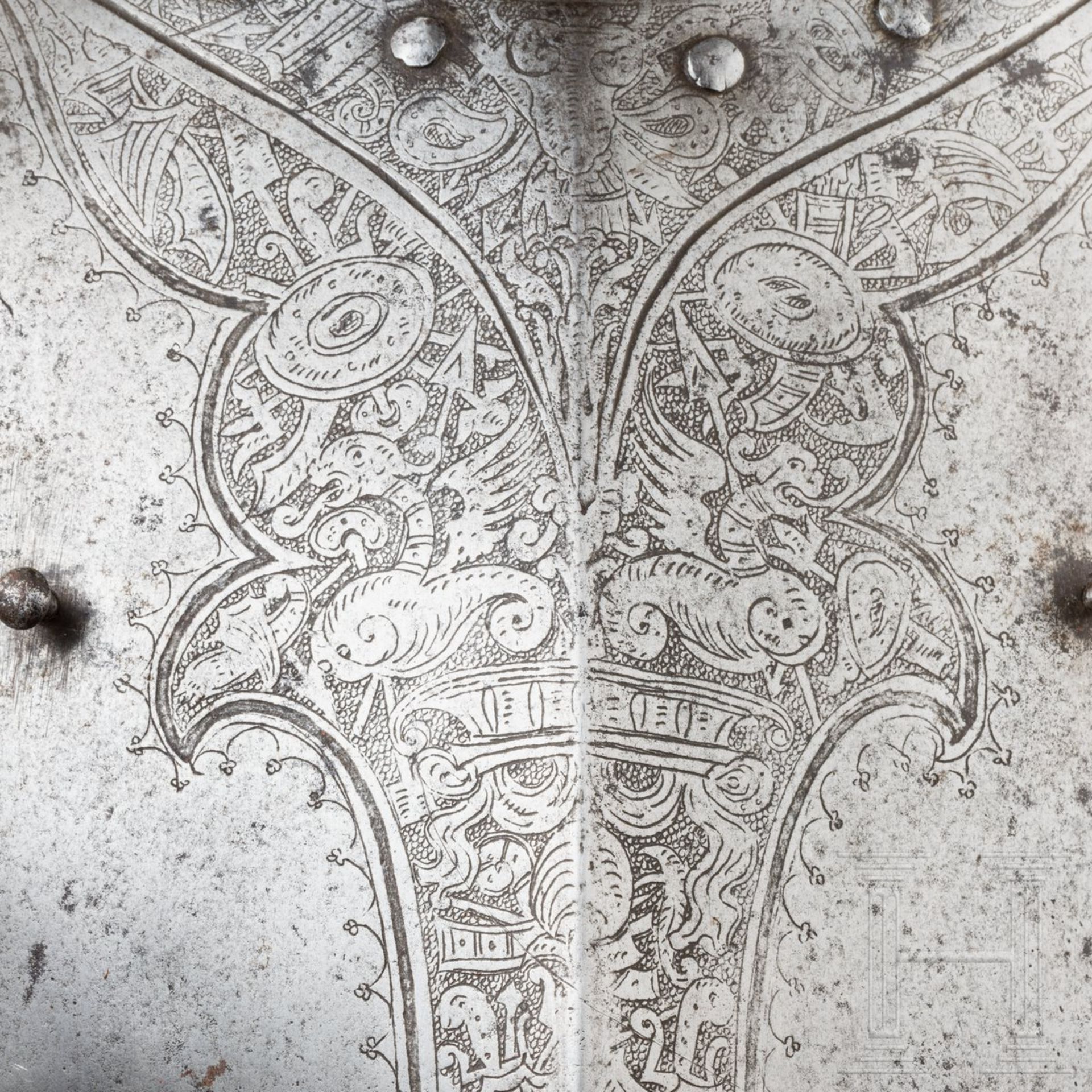 Schwerer kugelfester Kürass mit geätztem Dekor, Italien, um 1600Gewölbte Brustplatte mit kräftigem - Bild 7 aus 7