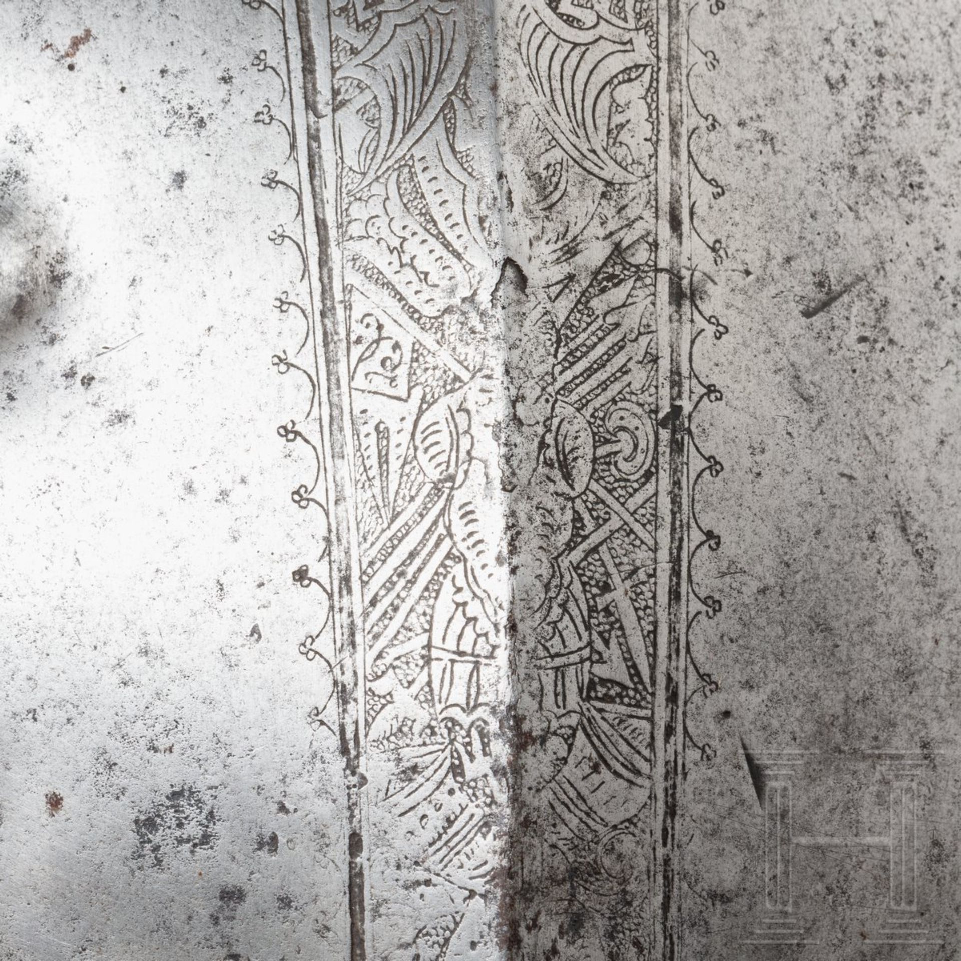 Schwerer kugelfester Kürass mit geätztem Dekor, Italien, um 1600Gewölbte Brustplatte mit kräftigem - Bild 6 aus 7